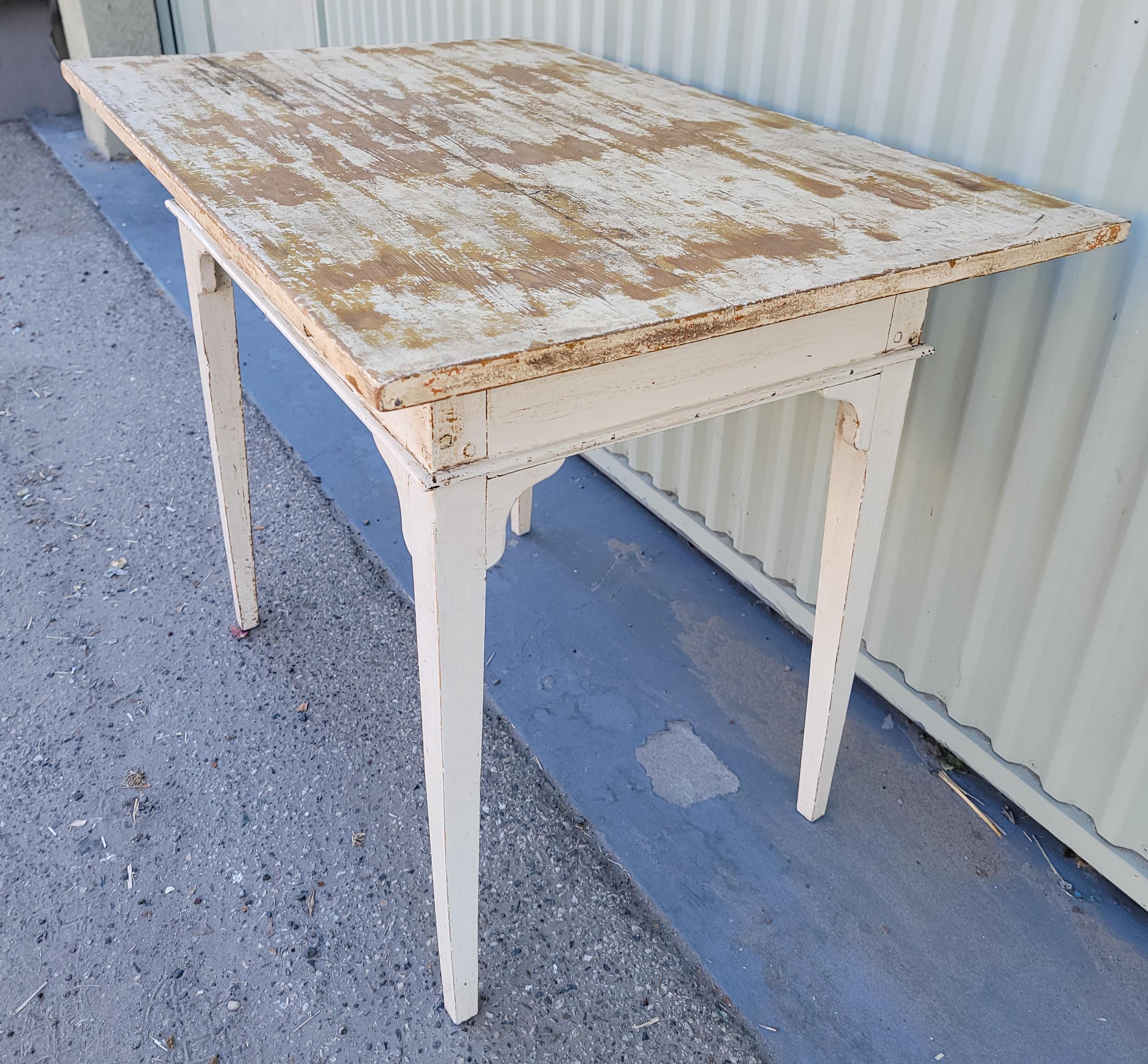 Américain Table de ferme / bureau original peint en blanc du 19e siècle en vente
