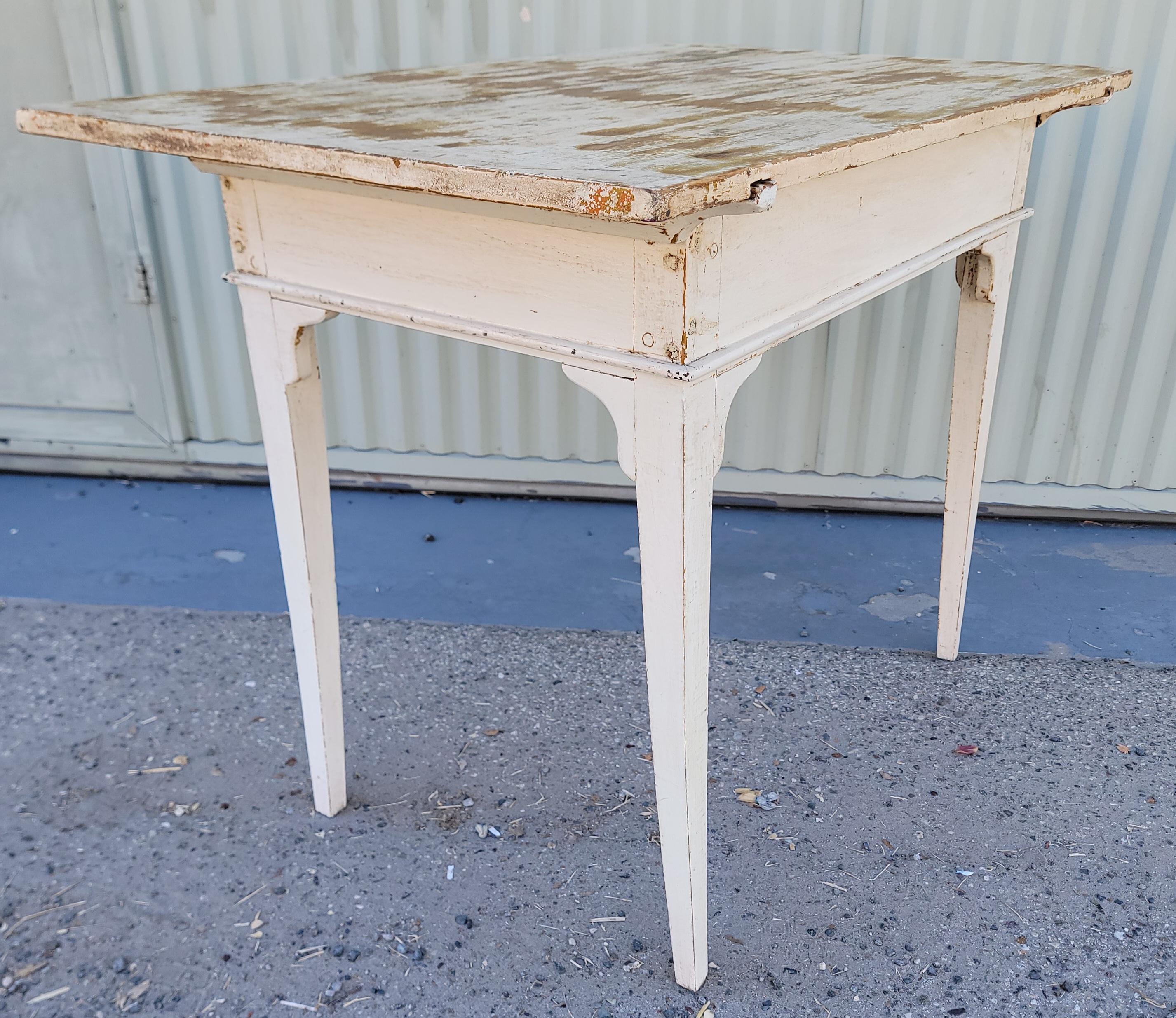 Fait main Table de ferme / bureau original peint en blanc du 19e siècle en vente