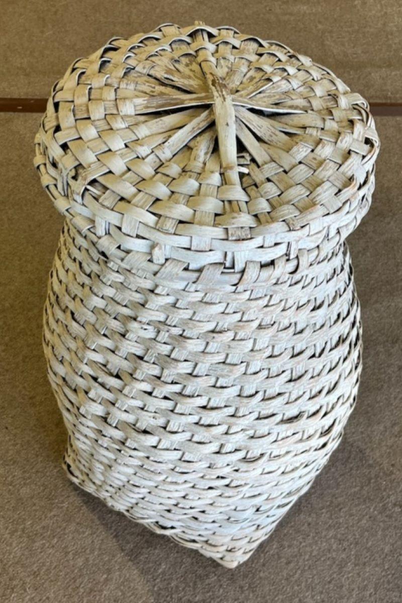 19Thc Vernice originale Whiting dalla Virginia. Circa 1860-1870  utilizzato per conservare le piume o il cotone. Trovato nella Shenaneoah Valley, in Virginia. Le condizioni sono molto buone con piccole rotture alla base.