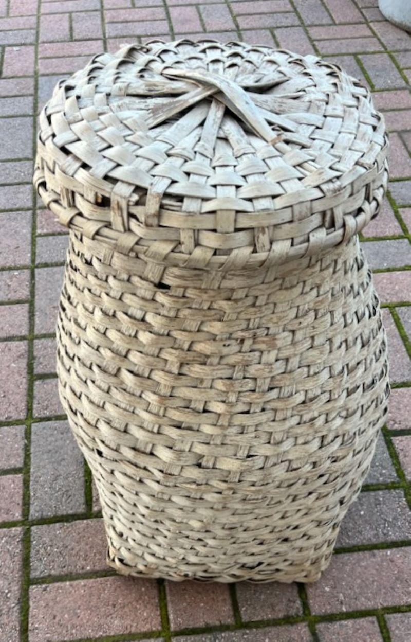 Stile Adirondack Cestino di piume dipinto di bianco originale del 19° secolo in vendita