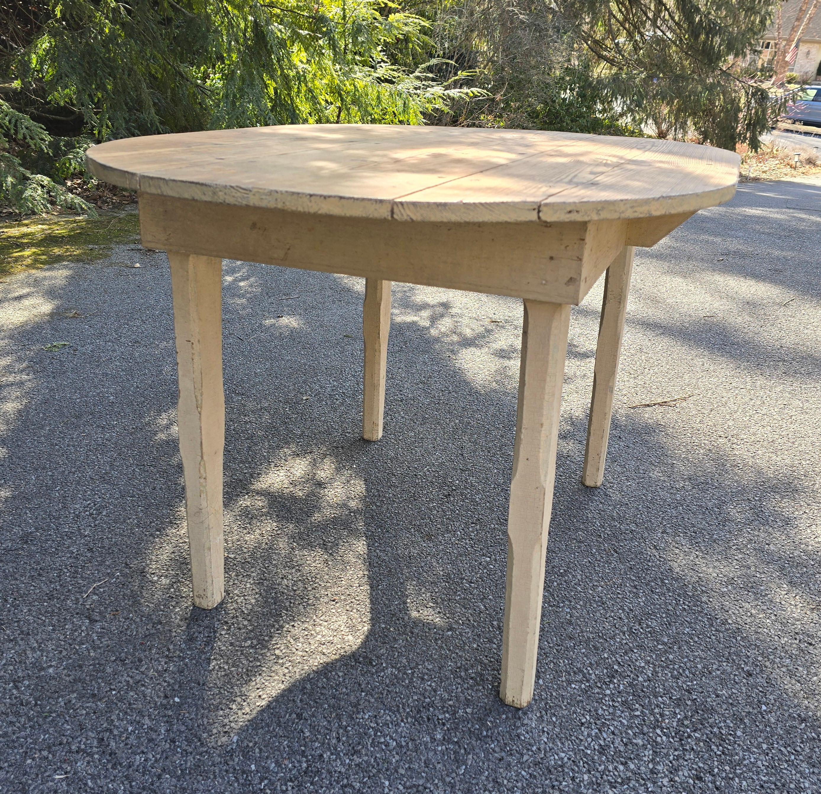 19thc Original White Painted Oval Form Table From Pennsylvania In Good Condition For Sale In Los Angeles, CA