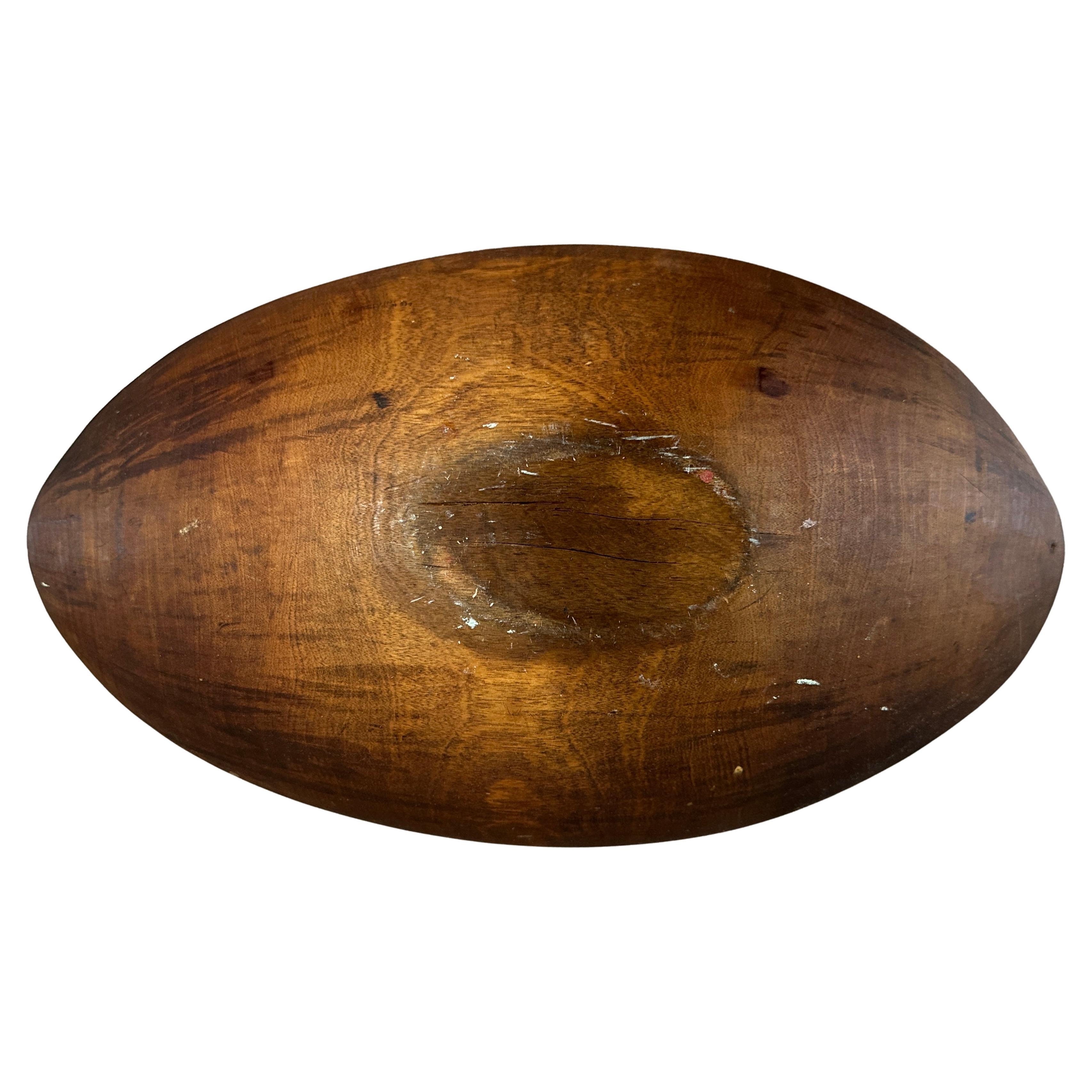 Bol à pâte ovale sculpté à la main en Nouvelle Angleterre, en très bon état, avec une belle patine d'usage.