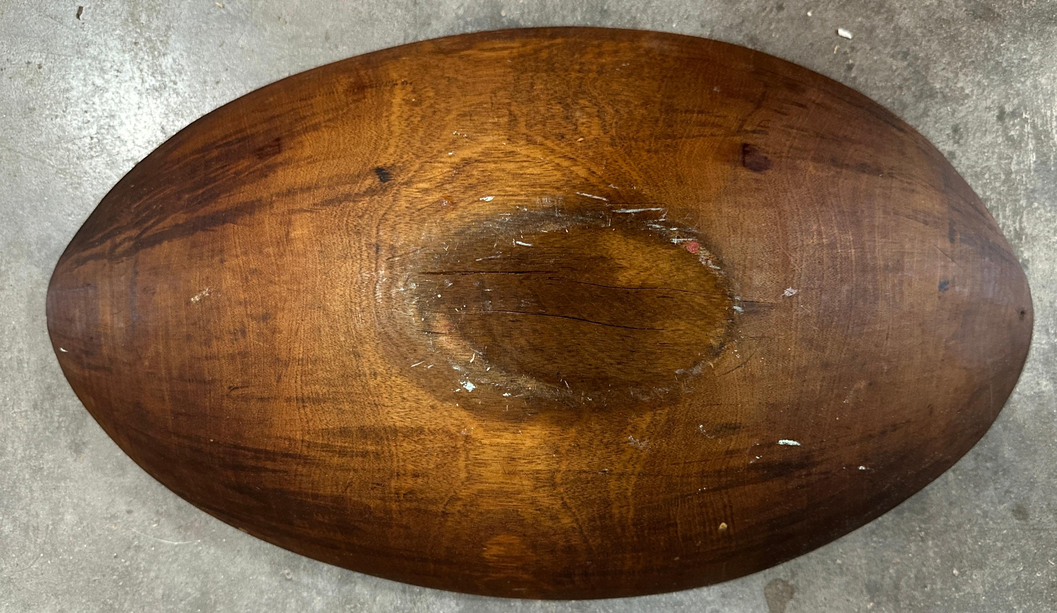 Sculpté à la main Bol à pâte ovale sculpté à la main 19Thc en vente