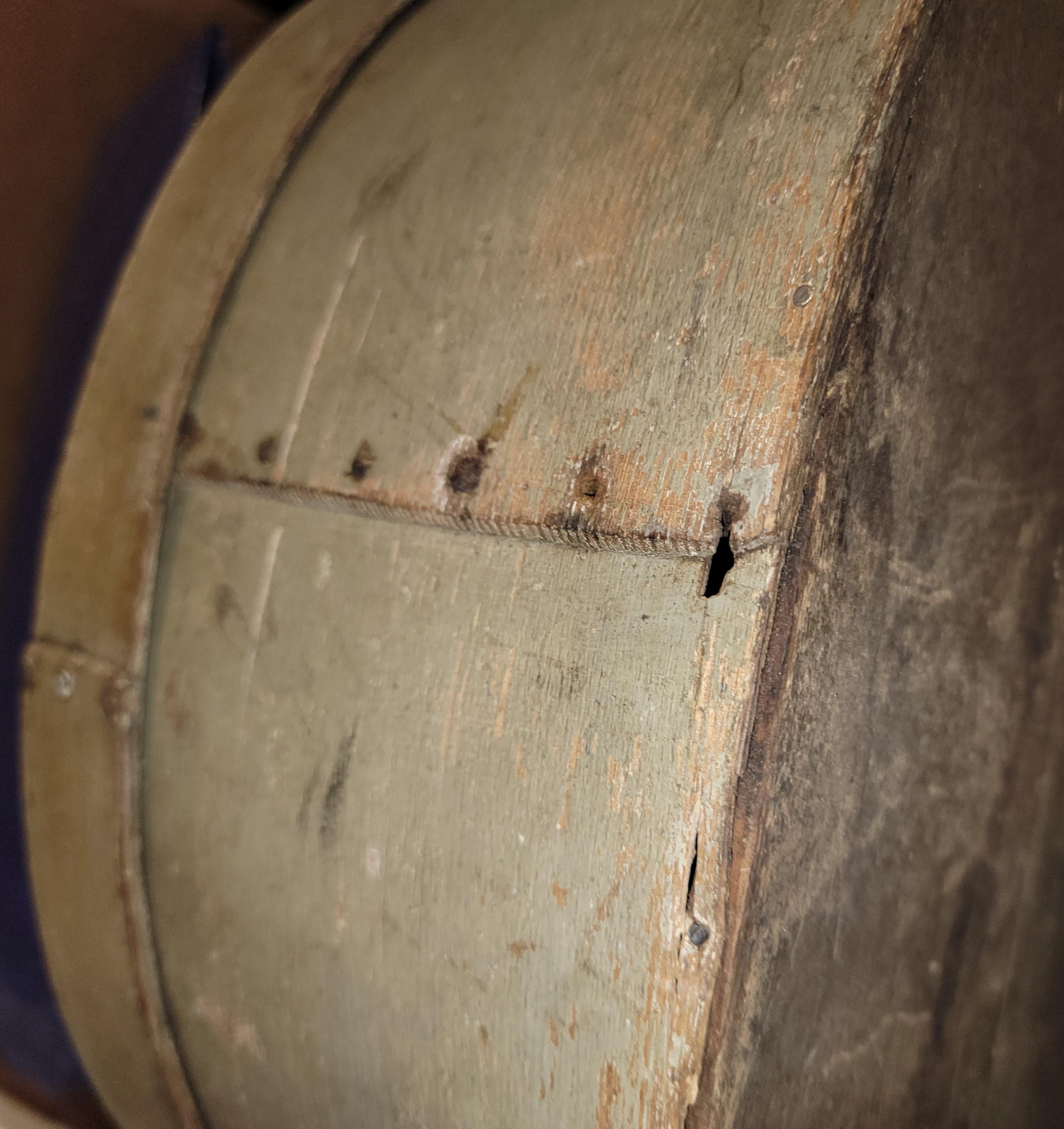 19thc Oval oversized pantry box.
Original paint. Large size wooden pantry found in New England. Spacious old and primitive. 