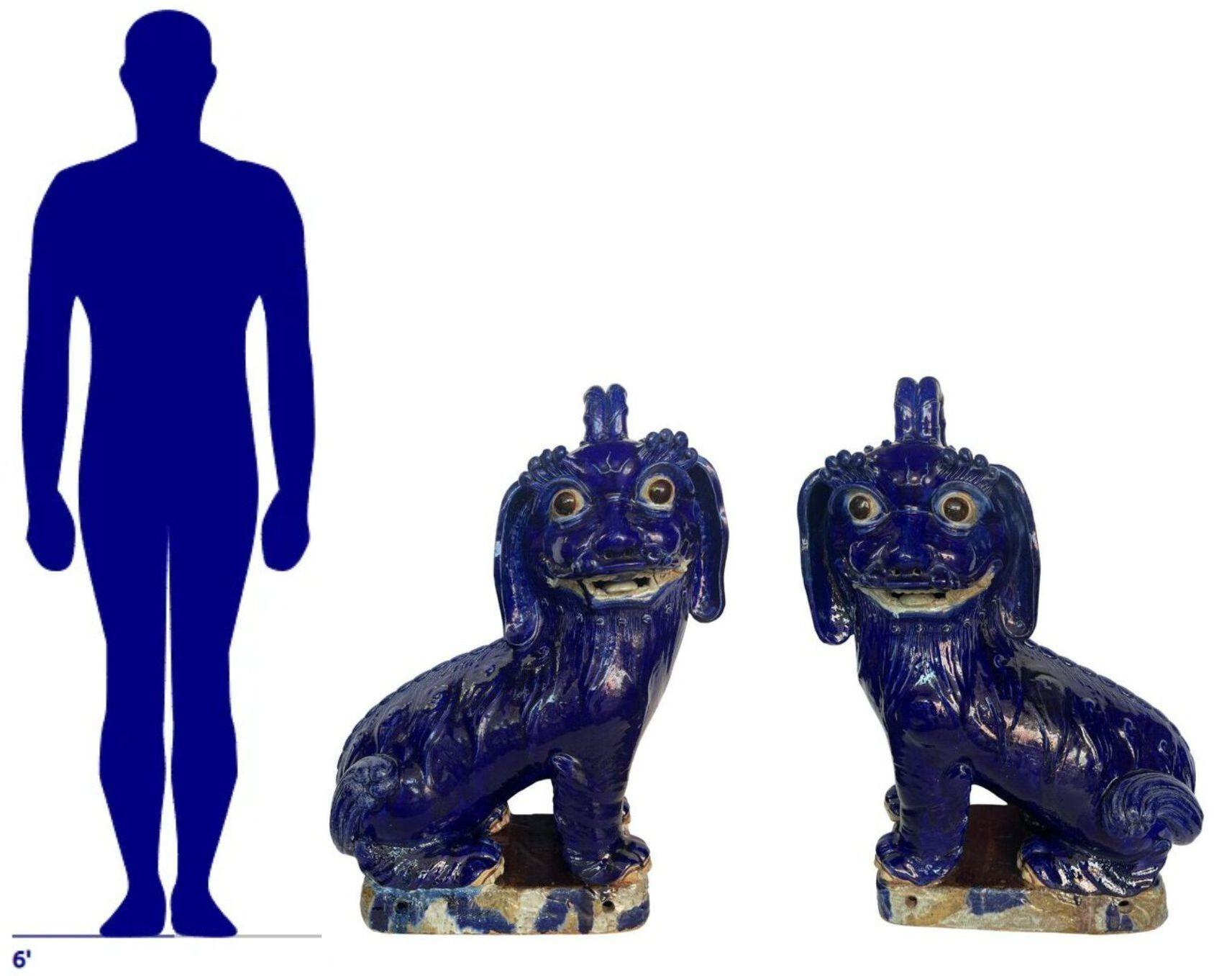 Questa affascinante coppia di grandi modelli in terracotta cinese del XIX secolo mostra un'intricata lavorazione artigianale e una vivida smaltatura blu cobalto, che riflette la tradizionale arte cinese. Ogni bestia mitica è scolpita con maestria e