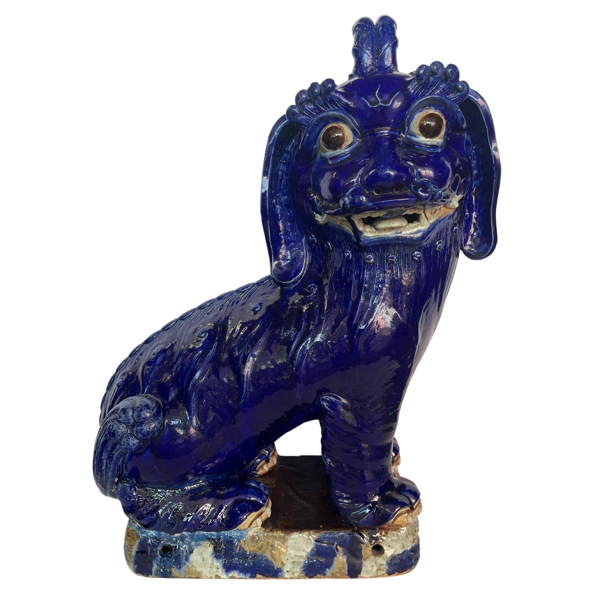 Cinese XIX sec. Modelli di terracotta smaltata blu cobalto cinese oversize di bestia mitica in vendita
