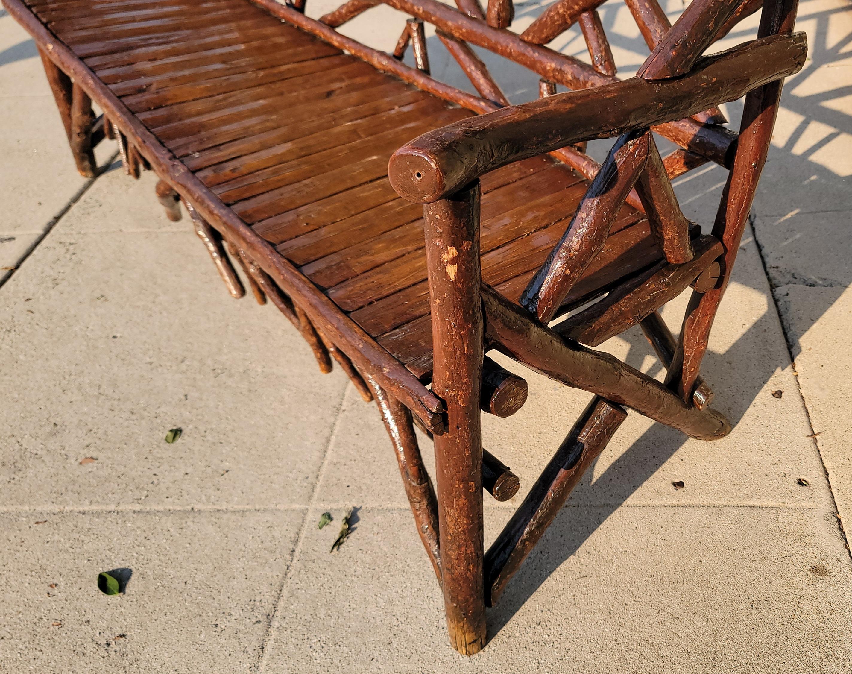 Sillón de madera de nogal con arte popular de PA del siglo XIX en venta 2
