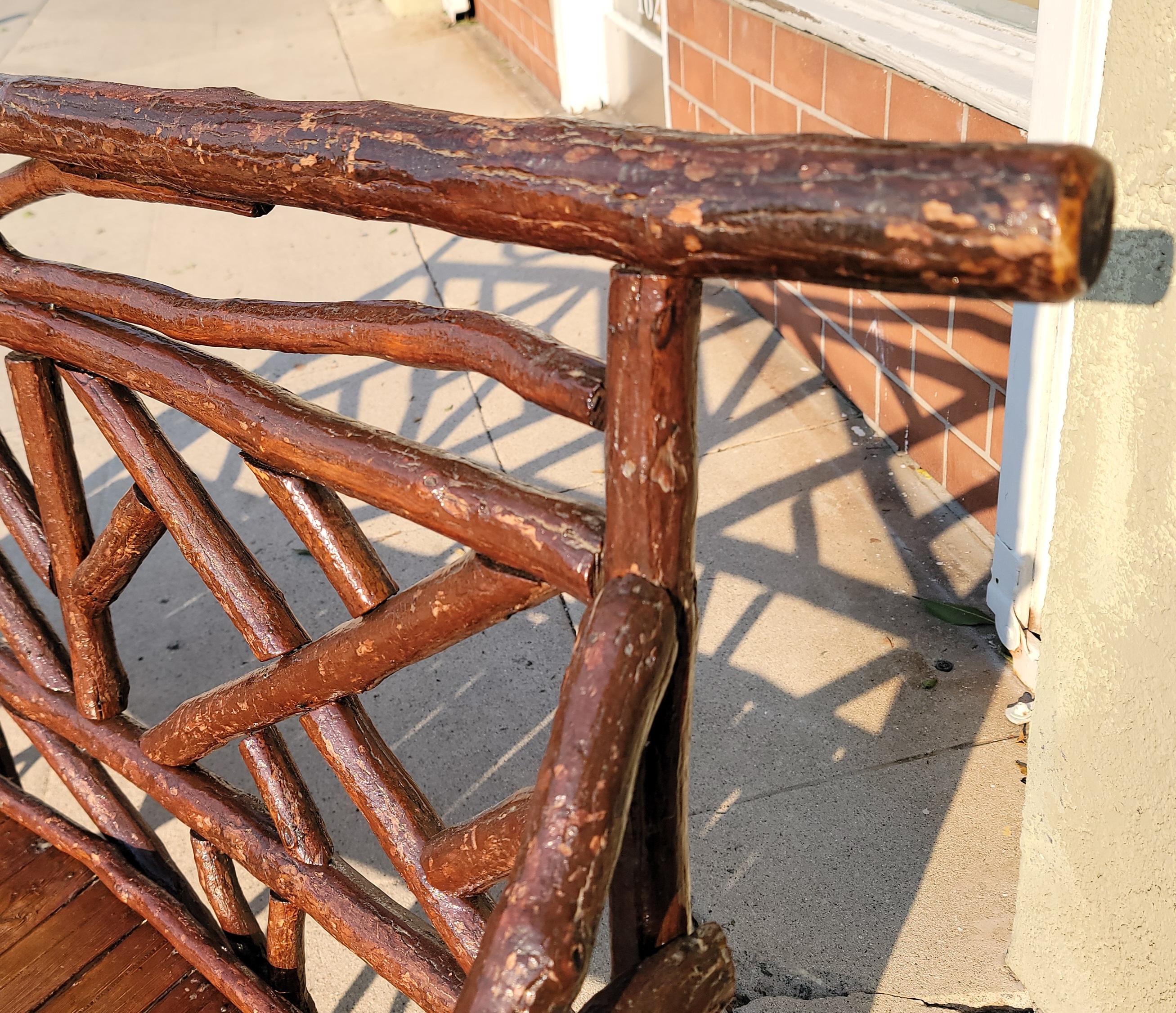 Sillón de madera de nogal con arte popular de PA del siglo XIX en venta 3