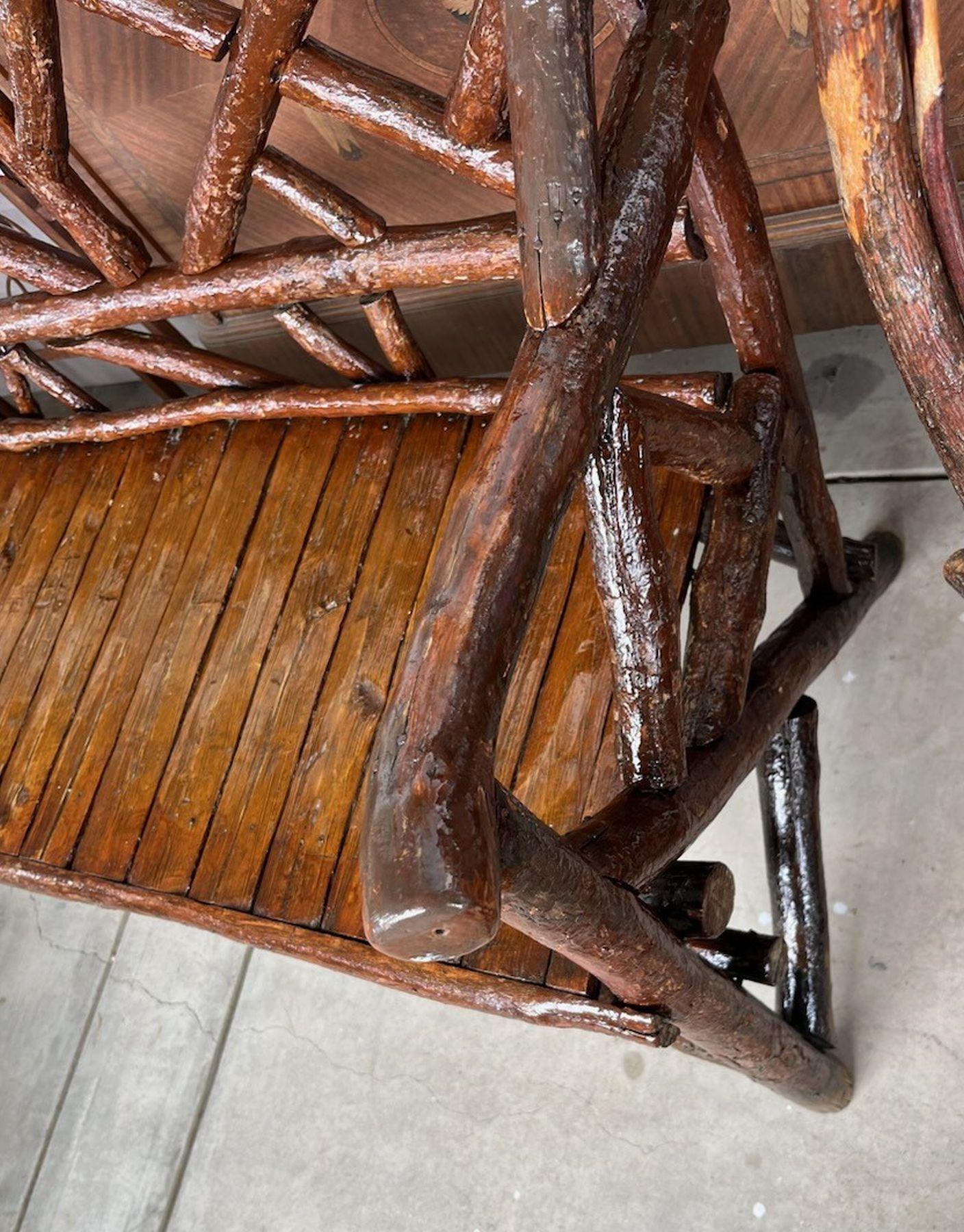 Sillón de madera de nogal con arte popular de PA del siglo XIX en venta 4