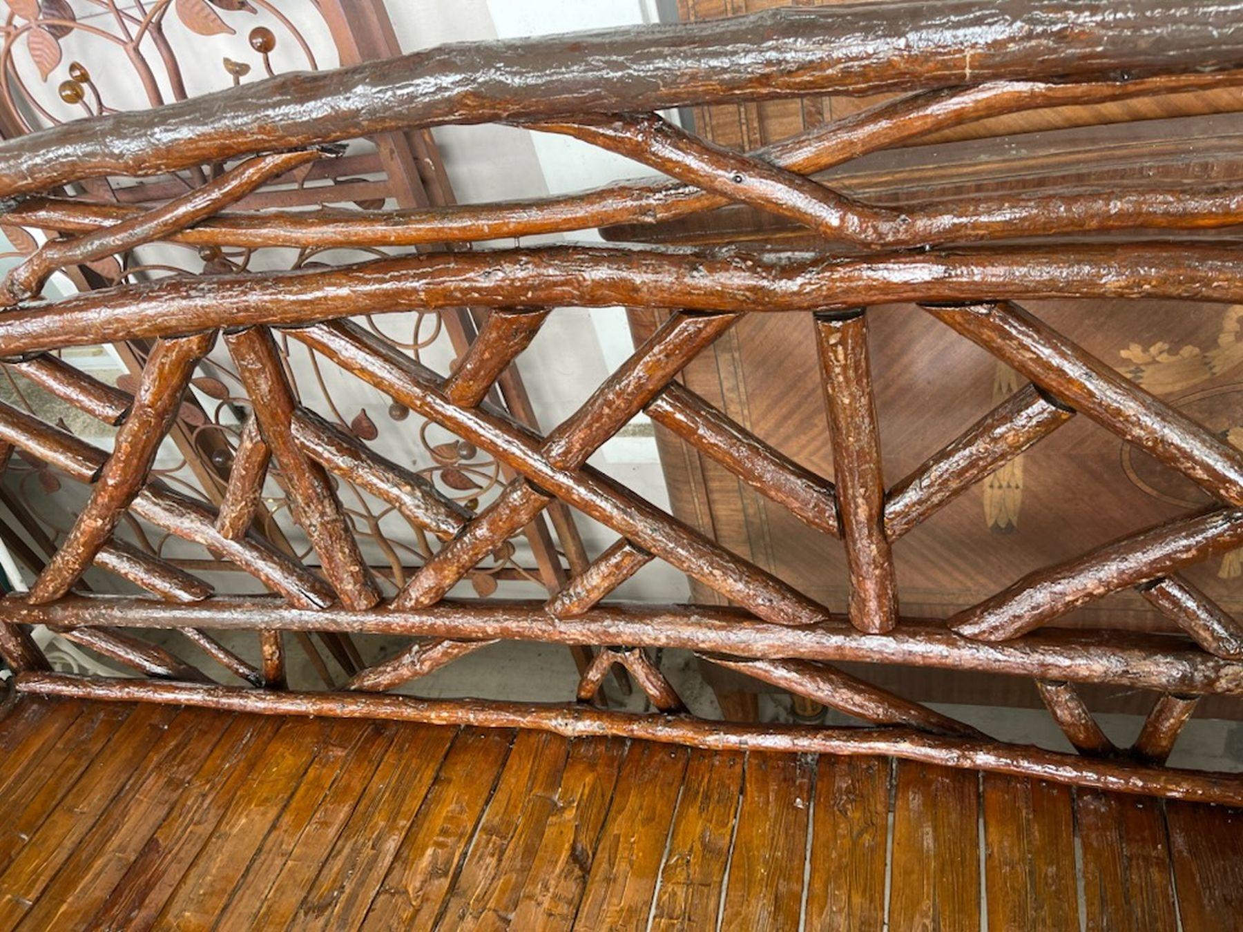 Sillón de madera de nogal con arte popular de PA del siglo XIX en venta 6