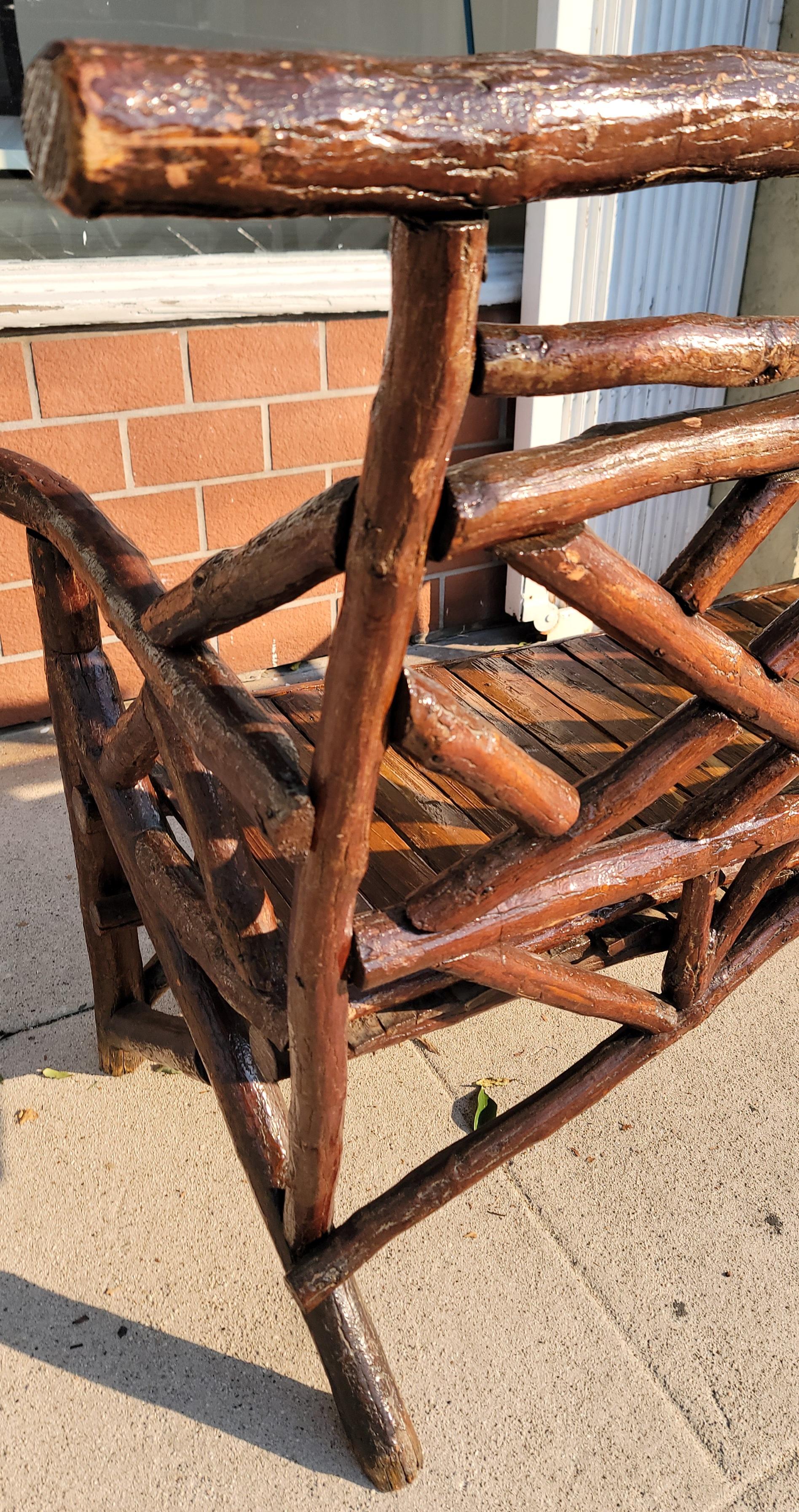 Sillón de madera de nogal con arte popular de PA del siglo XIX Adirondack en venta