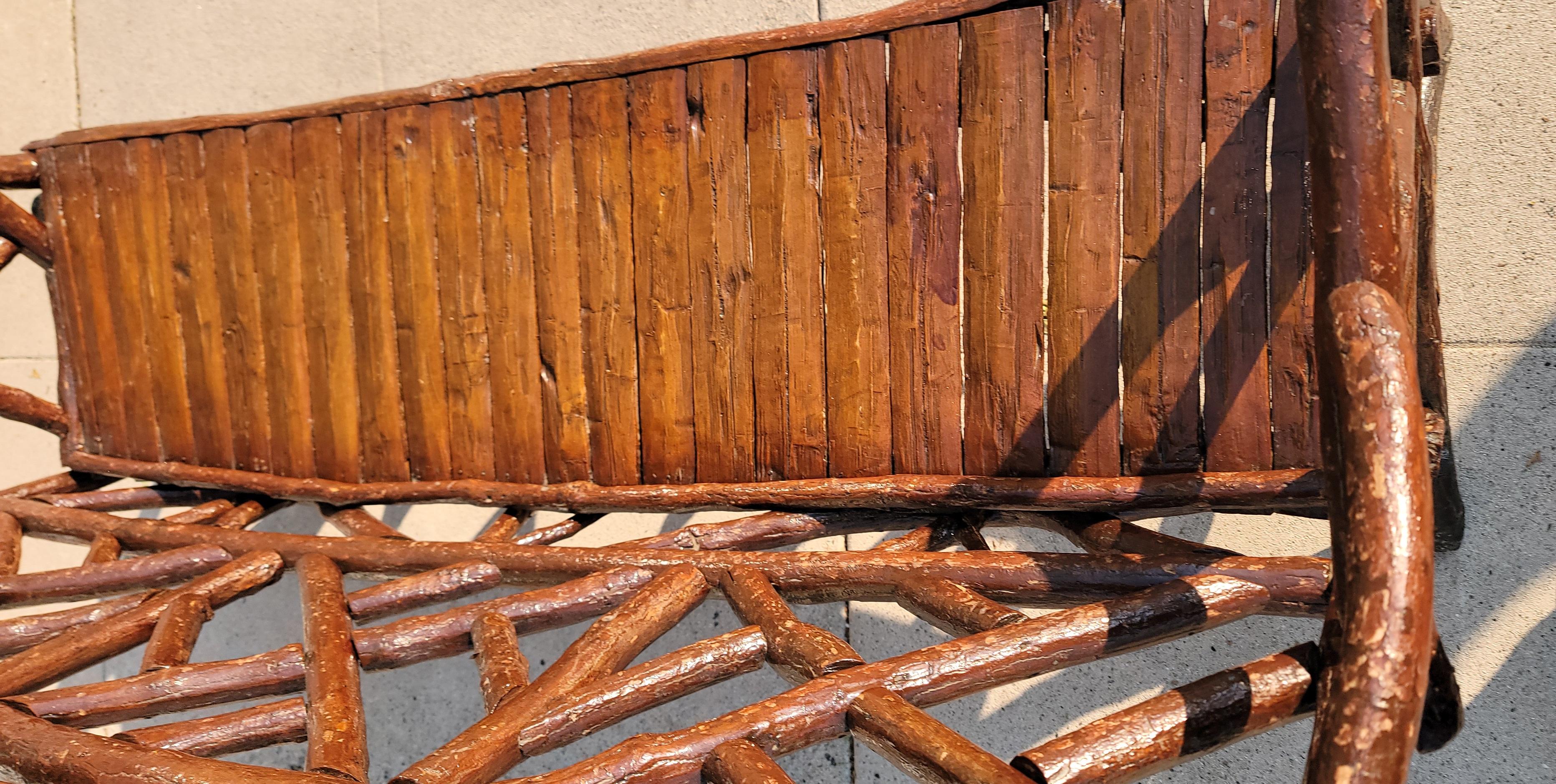 Sillón de madera de nogal con arte popular de PA del siglo XIX Estadounidense en venta
