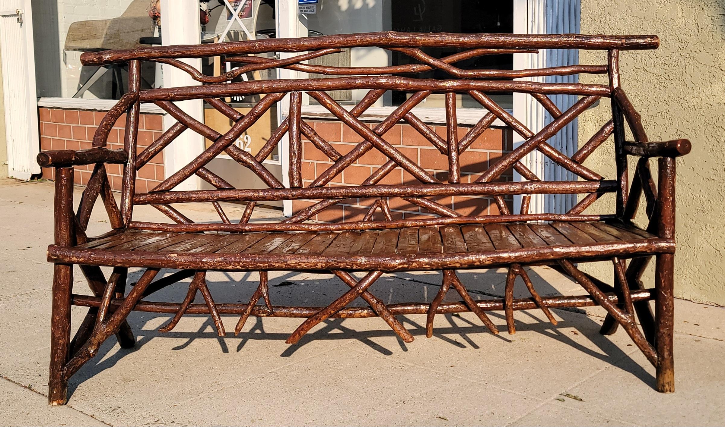 Sillón de madera de nogal con arte popular de PA del siglo XIX Hecho a mano en venta