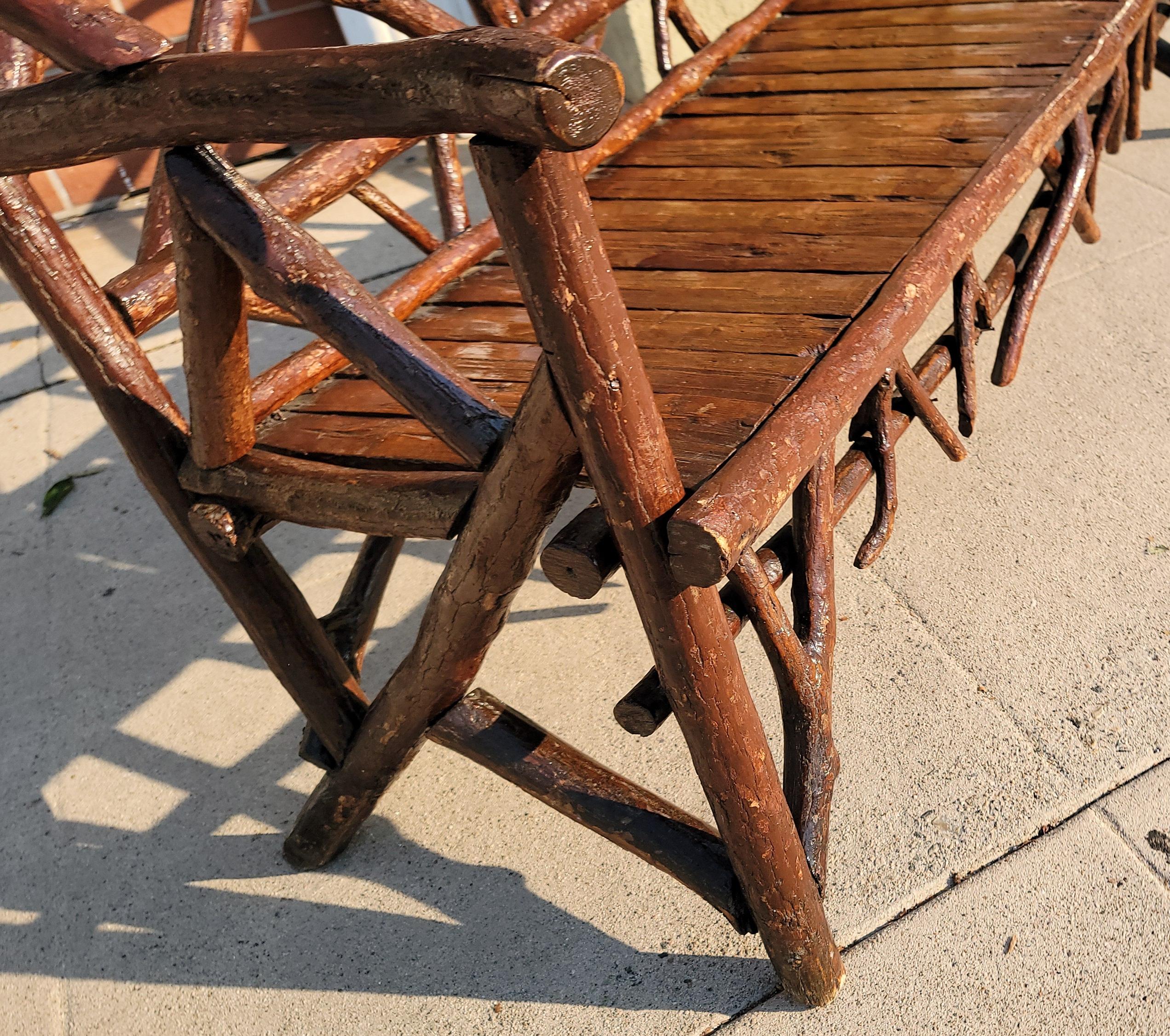 Sillón de madera de nogal con arte popular de PA del siglo XIX en Bueno estado para la venta en Los Angeles, CA