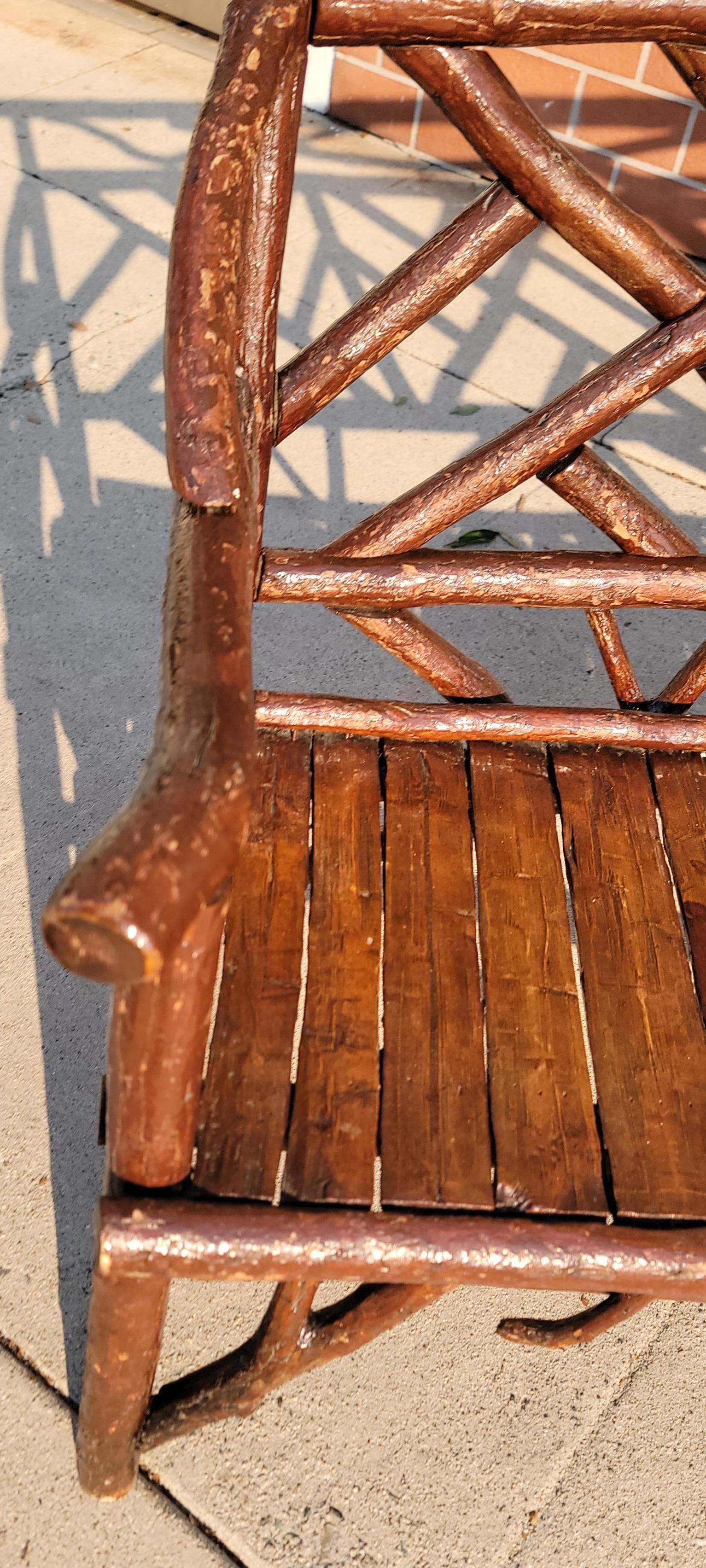 Sillón de madera de nogal con arte popular de PA del siglo XIX Pecán en venta
