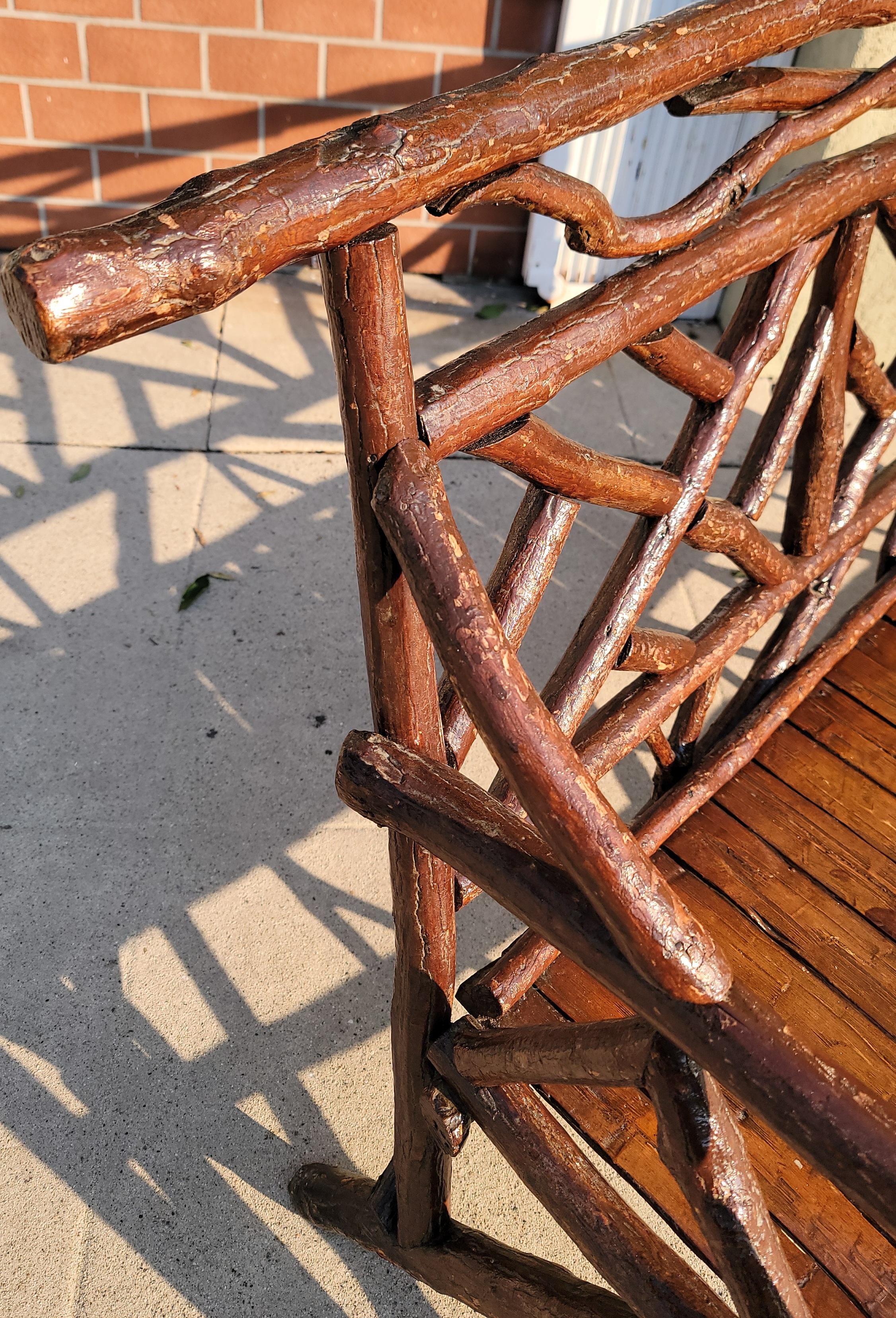 Sillón de madera de nogal con arte popular de PA del siglo XIX en venta 1