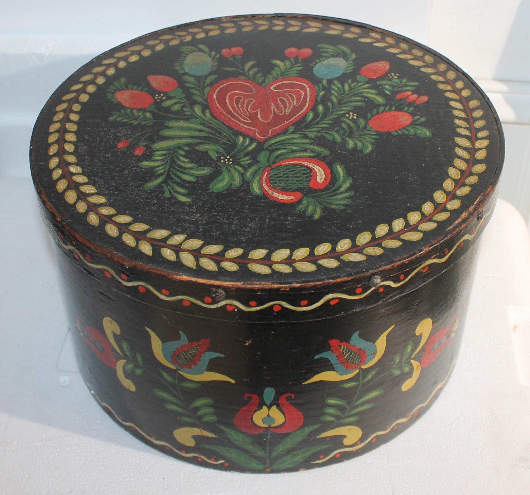 Esta caja de despensa de los primeros tiempos del siglo XIX se utilizaba en la cocina para los piensos y los cereales. Se decoró con pintura más tarde, a principios del siglo XX. Parece un estilo pintado o decorado de Peter Hunt. El estado es muy