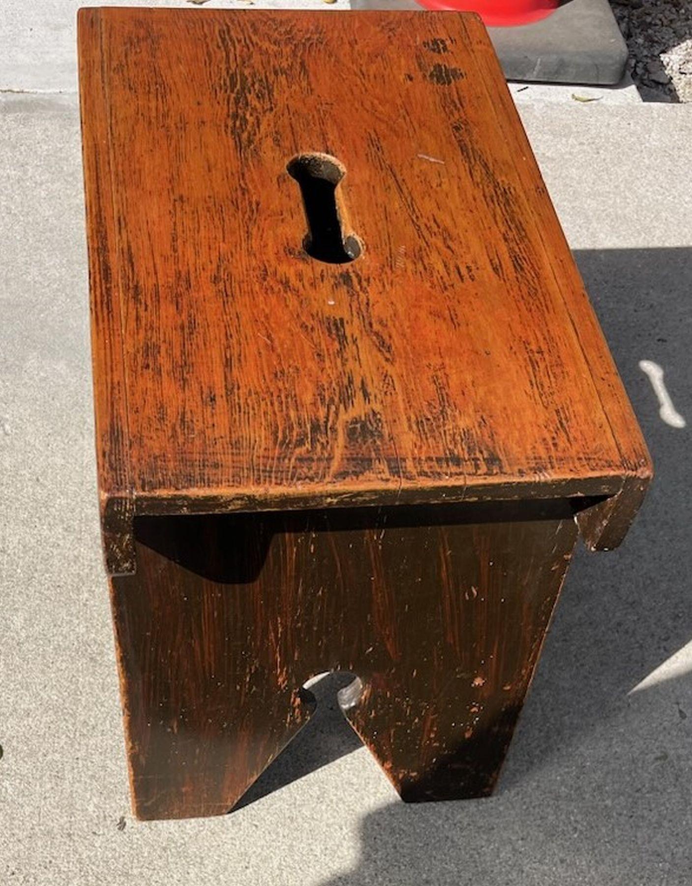Este taburete pintado y hecho a mano está en muy buen estado y es ideal para el cuarto de los niños o la cocina rural.