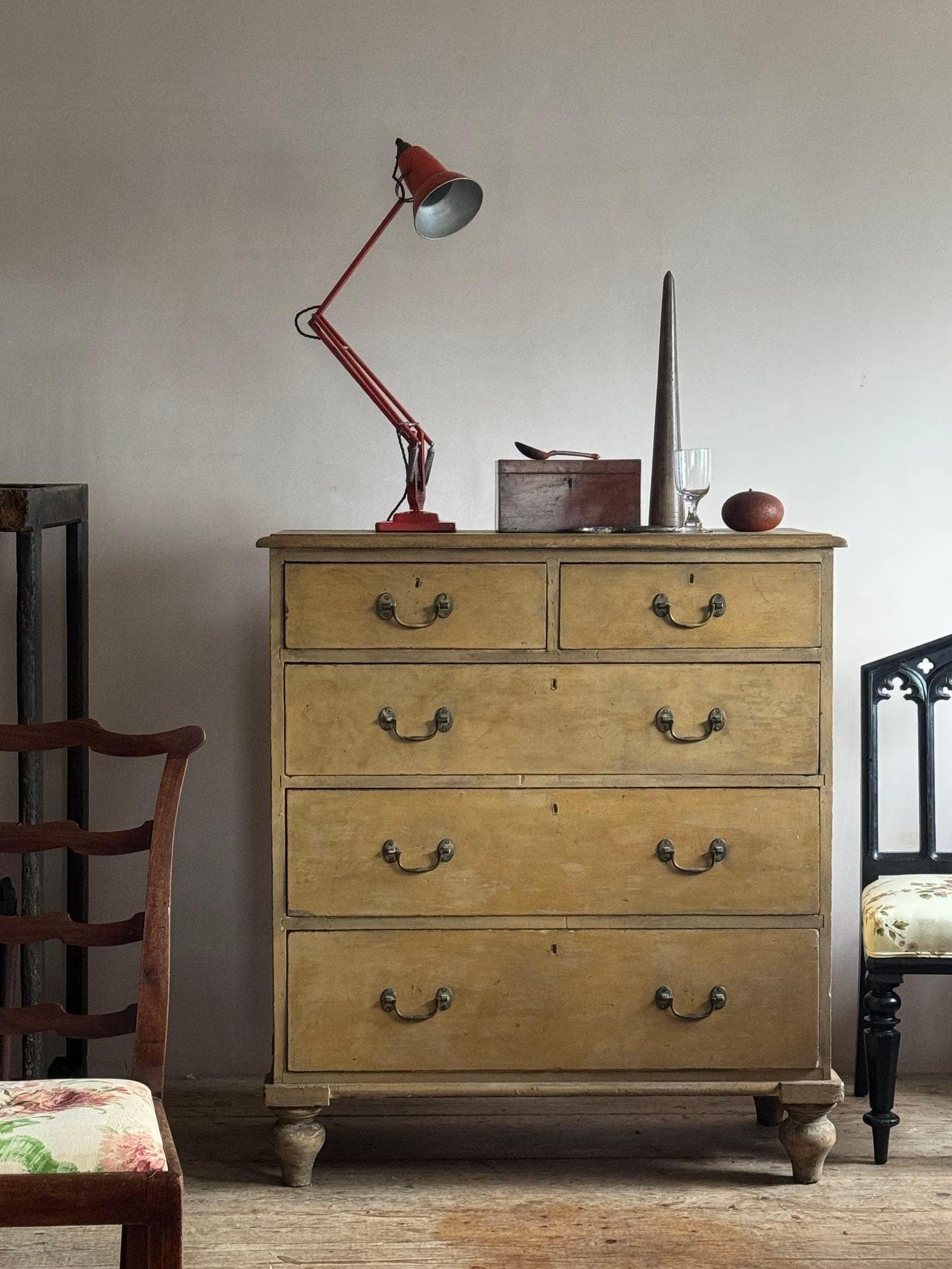 A yellow painted pine chest of drawers, with swan neck handles. Earlyish 19thC, with later paint.
Dimensions:
H 117cm
W 103cm
D 50cm