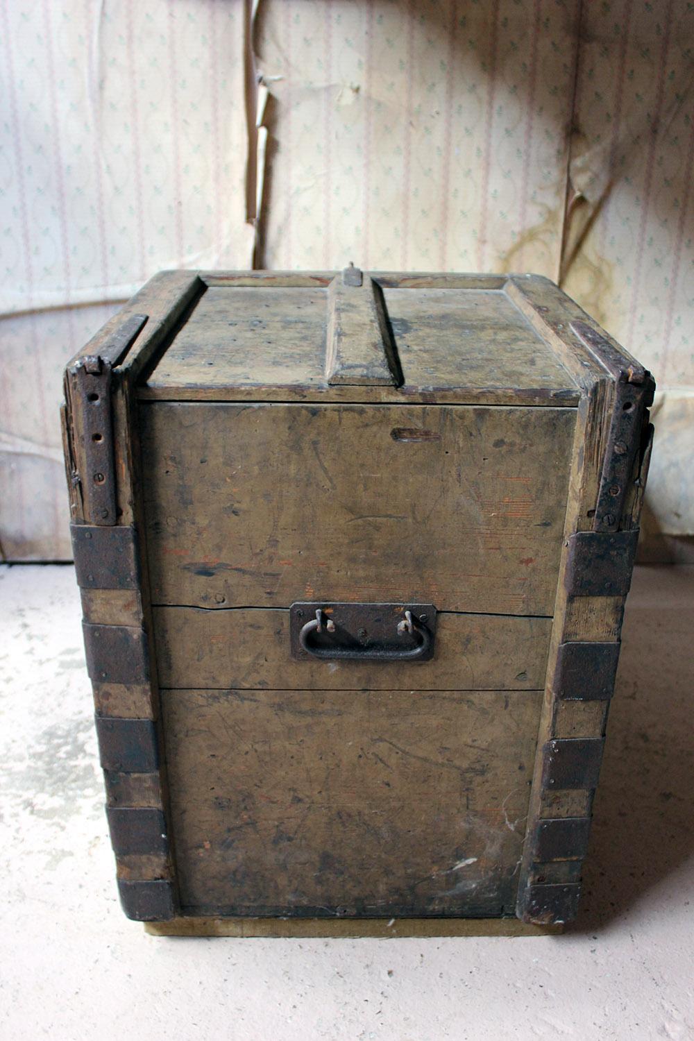 Painted Pine Estate Made Trunk, Signwritten for Lord Hindlip, Hindlip Hall 6