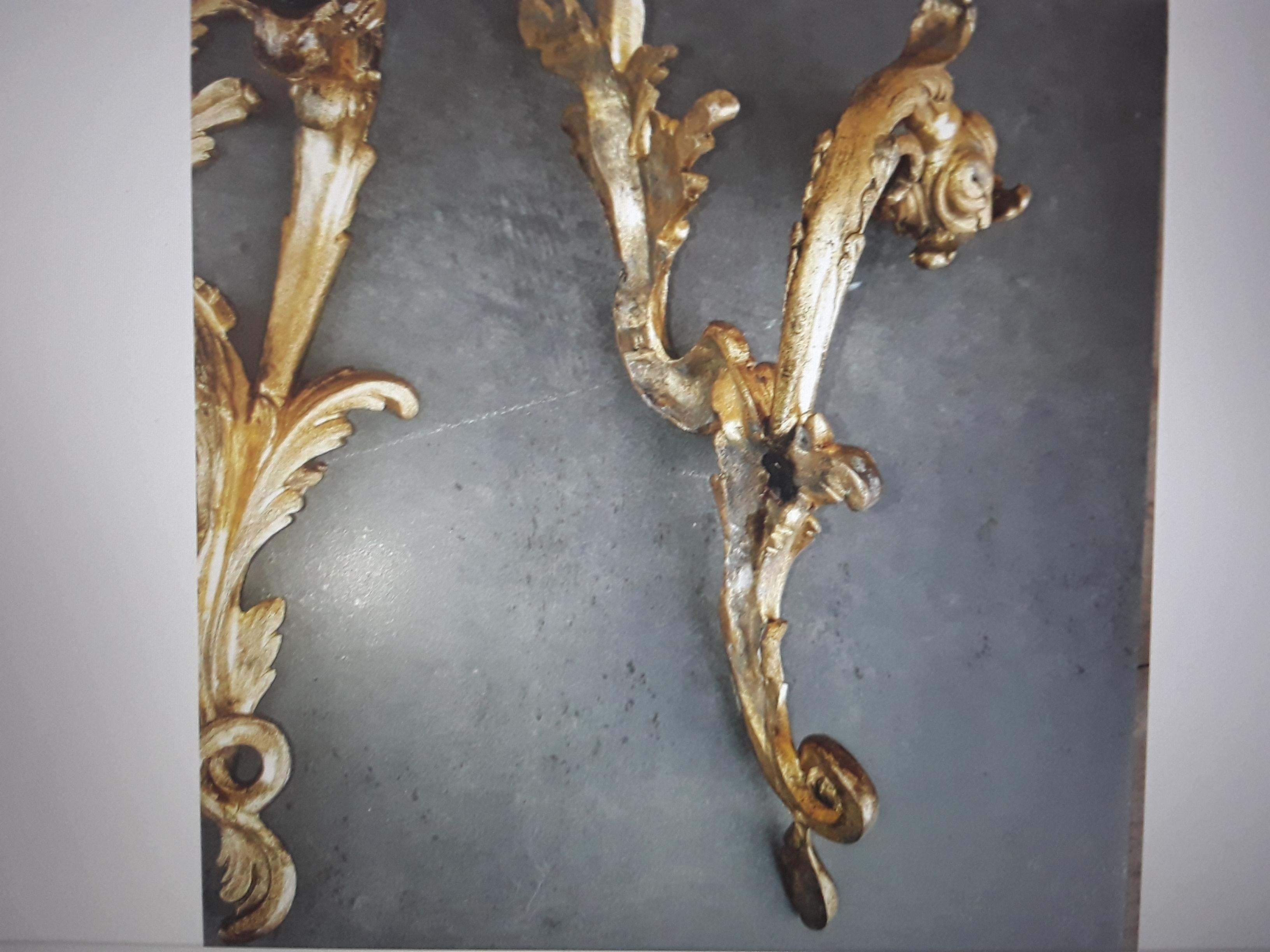 Fin du XIXe siècle Paire d'appliques murales françaises anciennes de style Louis XV rococo du 19ème siècle en bronze doré en vente