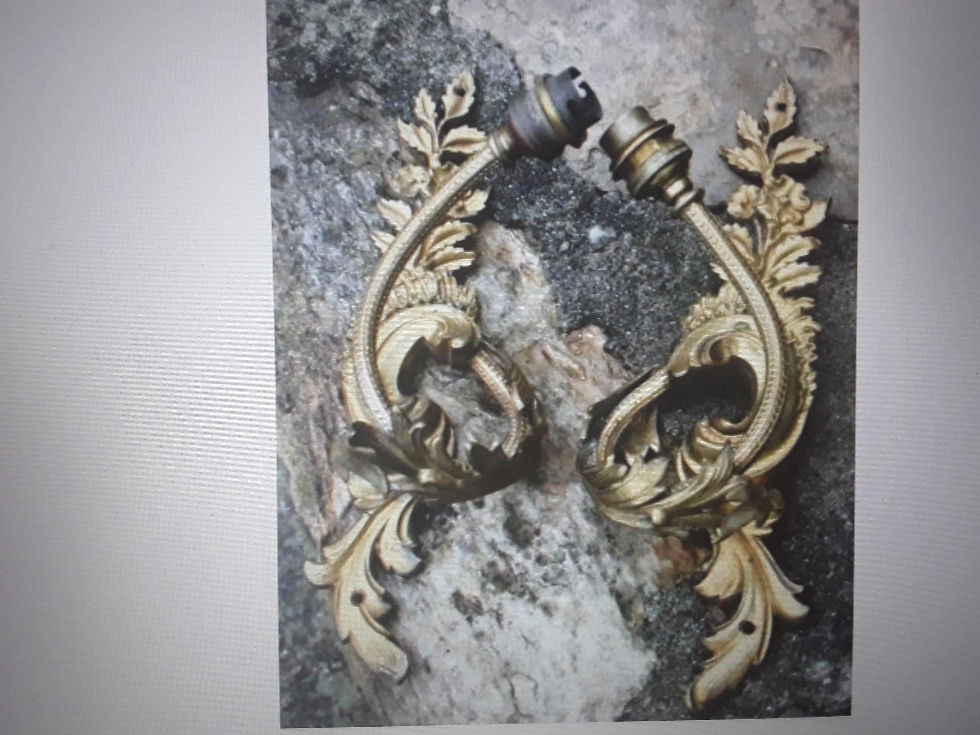 19thc Pair French Louis XV / Louis XVI Transitional Gilt Bronze Wall Sconces For Sale 7