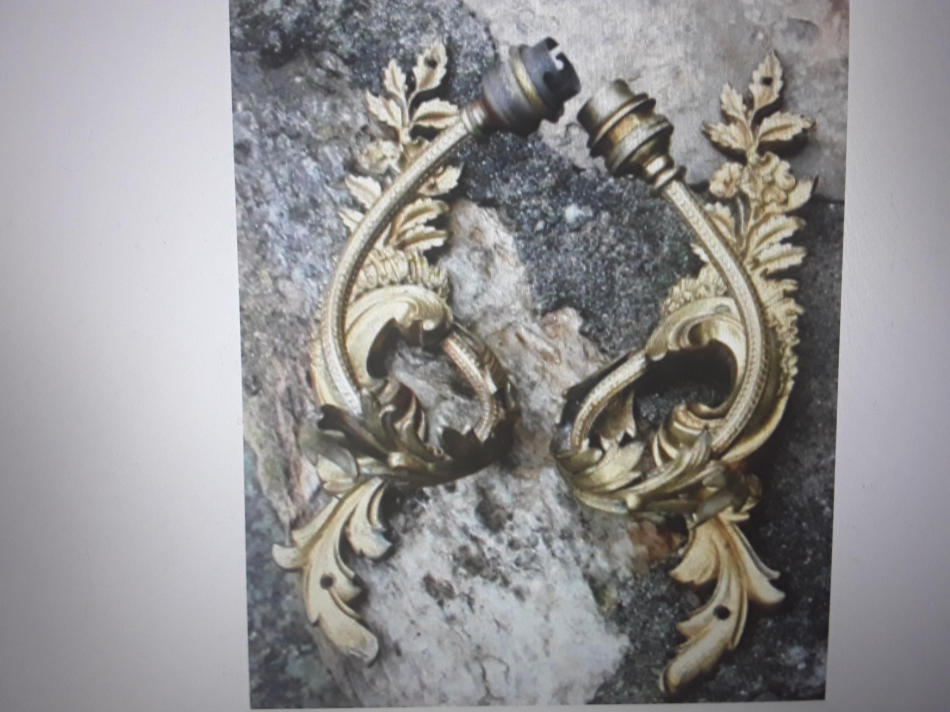 19thc Pair French Louis XV / Louis XVI Transitional Gilt Bronze Wall Sconces For Sale 3