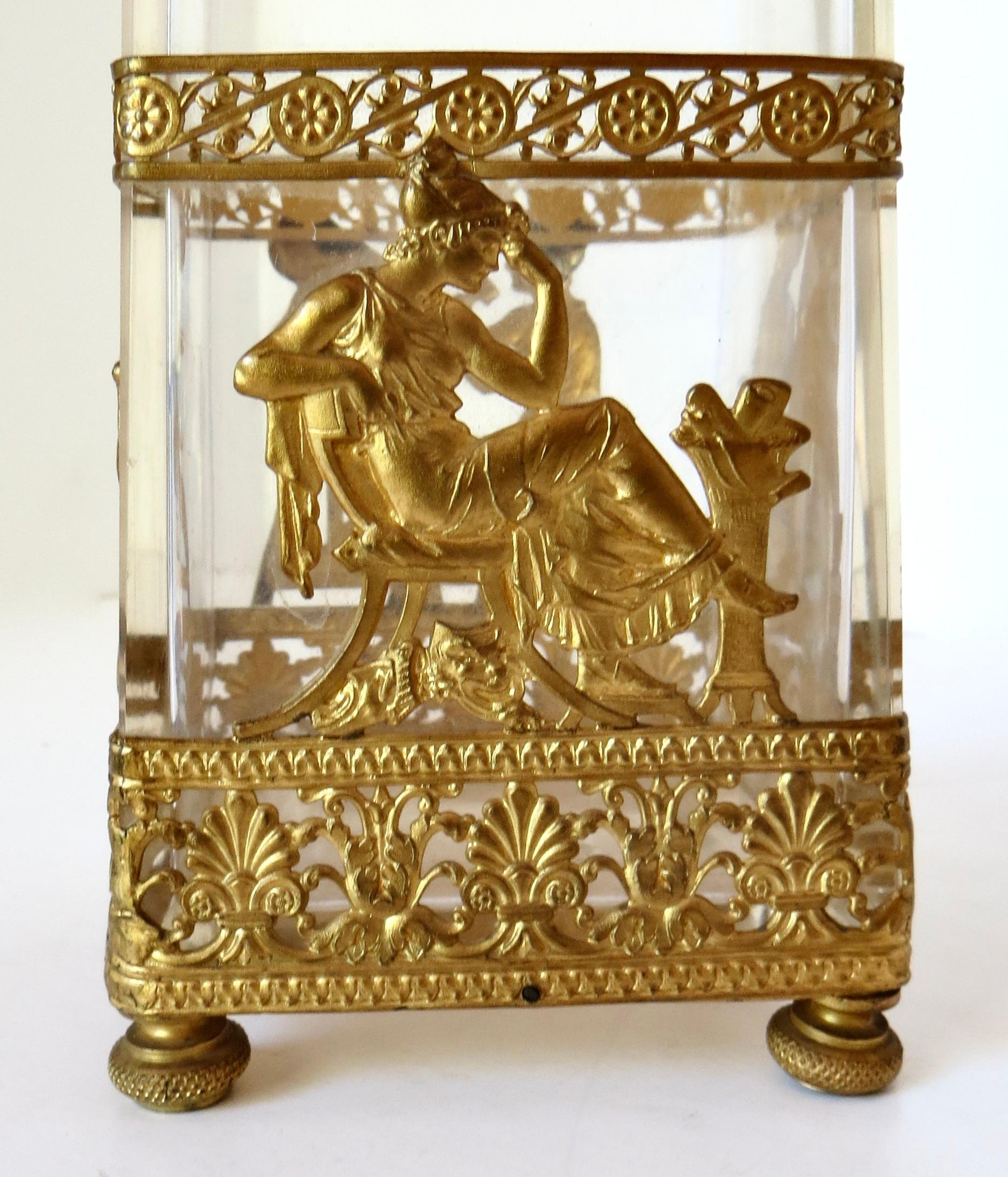 XIX sec. Coppia di vasi dorati altamente decorati francesi CIRCA 1875. in vendita 3