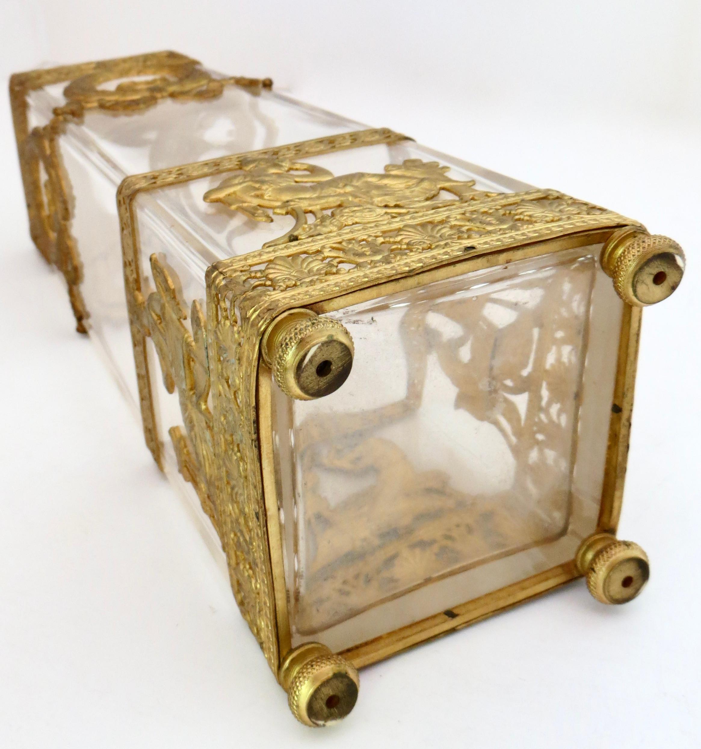 XIX sec. Coppia di vasi dorati altamente decorati francesi CIRCA 1875. in vendita 4