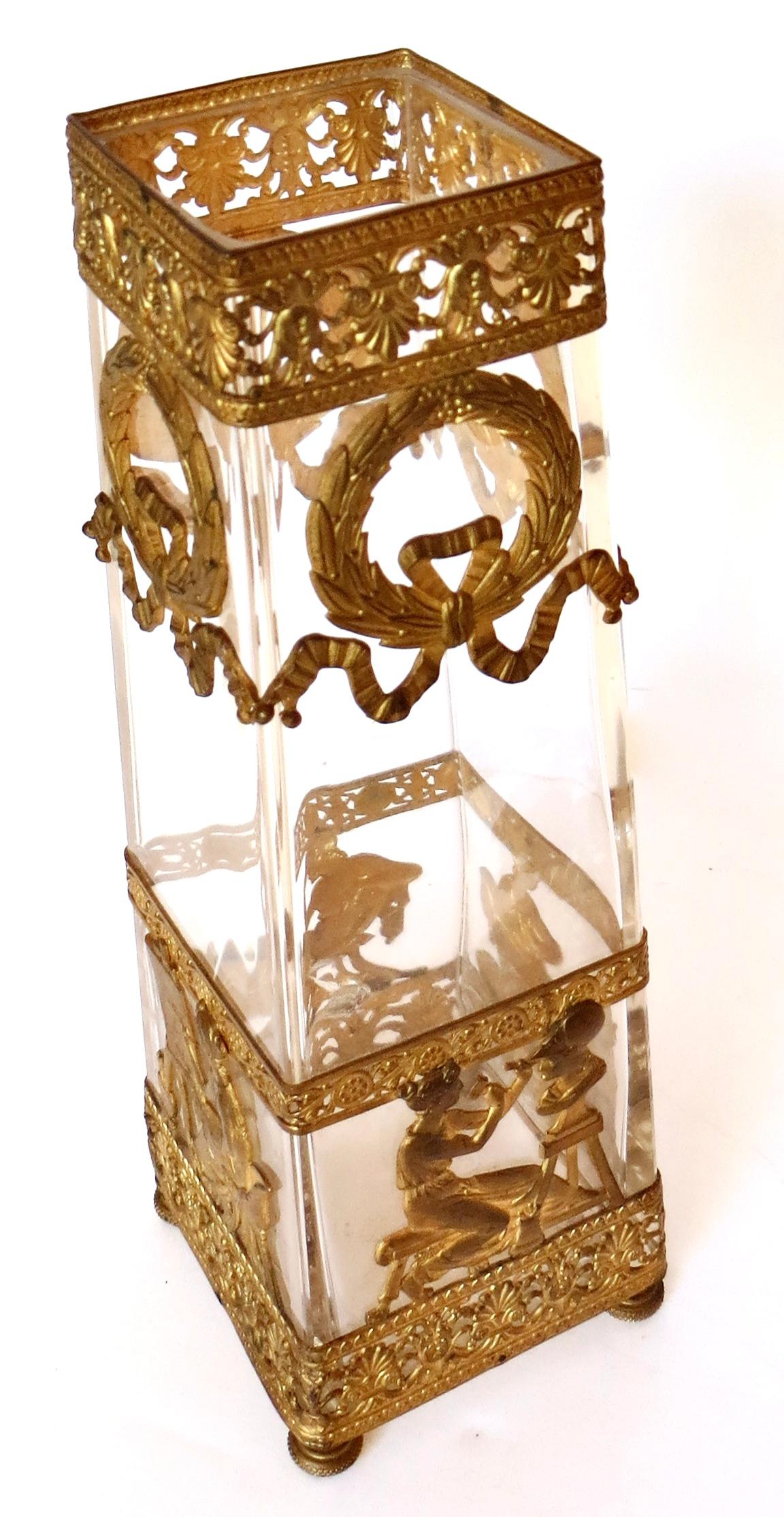 Coppia di cristalli del XIX secolo, rettangolari, affusolati verso l'alto, molto dorati e ornati da fusioni, repousse e applicazioni; decorazione tridimensionale di origine francese, coerente con il periodo della French Belle Epoque (dopo il 1871).