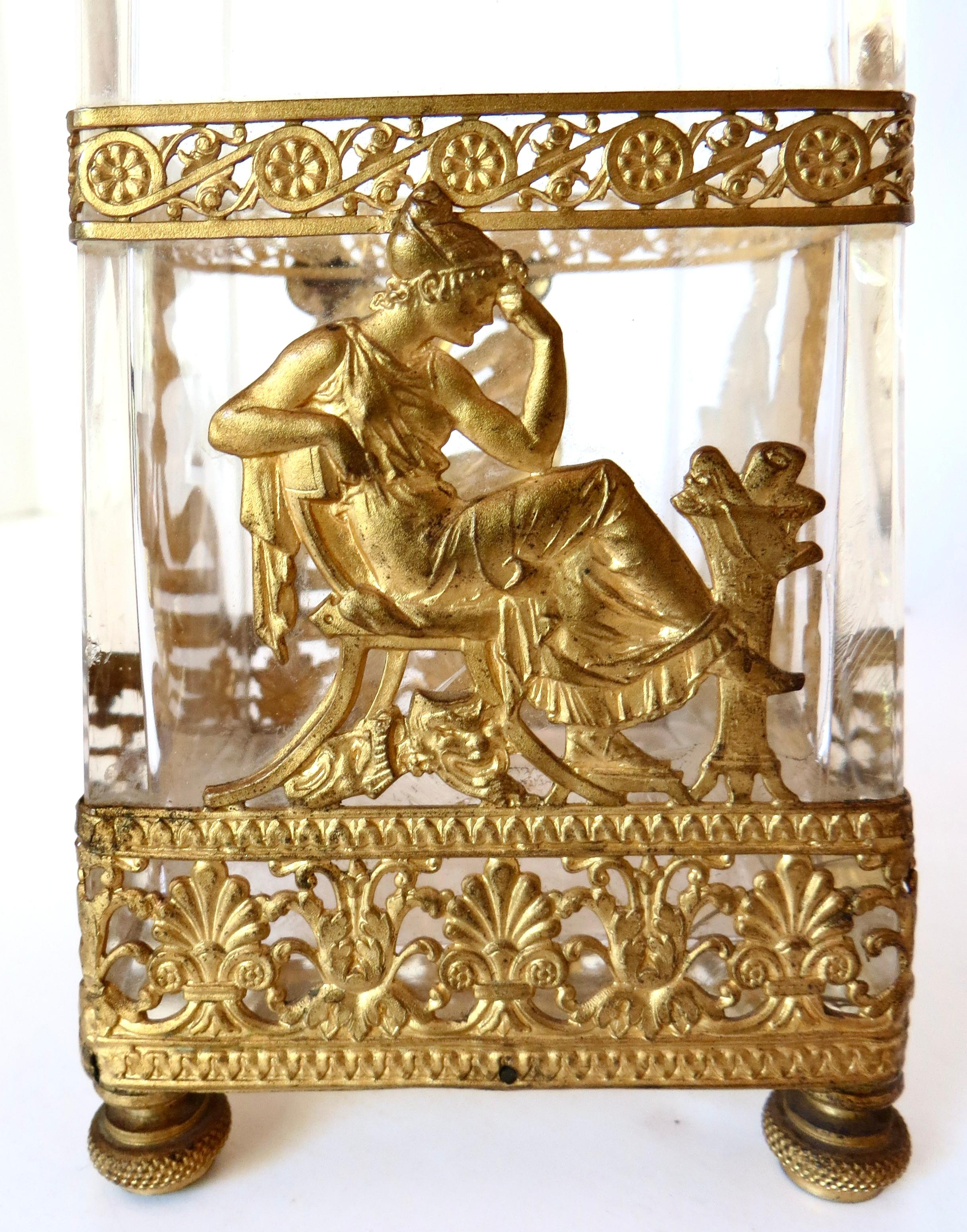Francese XIX sec. Coppia di vasi dorati altamente decorati francesi CIRCA 1875. in vendita