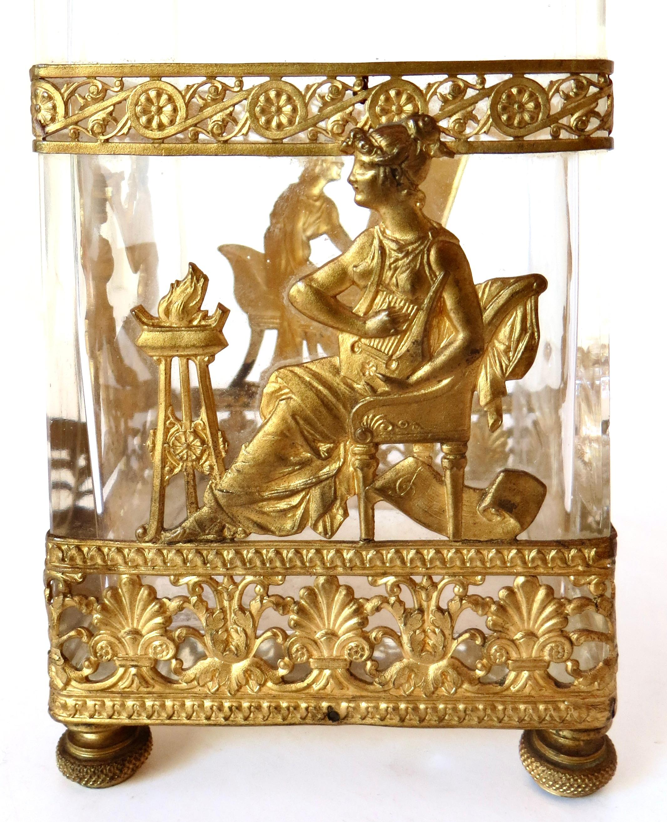 Appliqué XIX sec. Coppia di vasi dorati altamente decorati francesi CIRCA 1875. in vendita