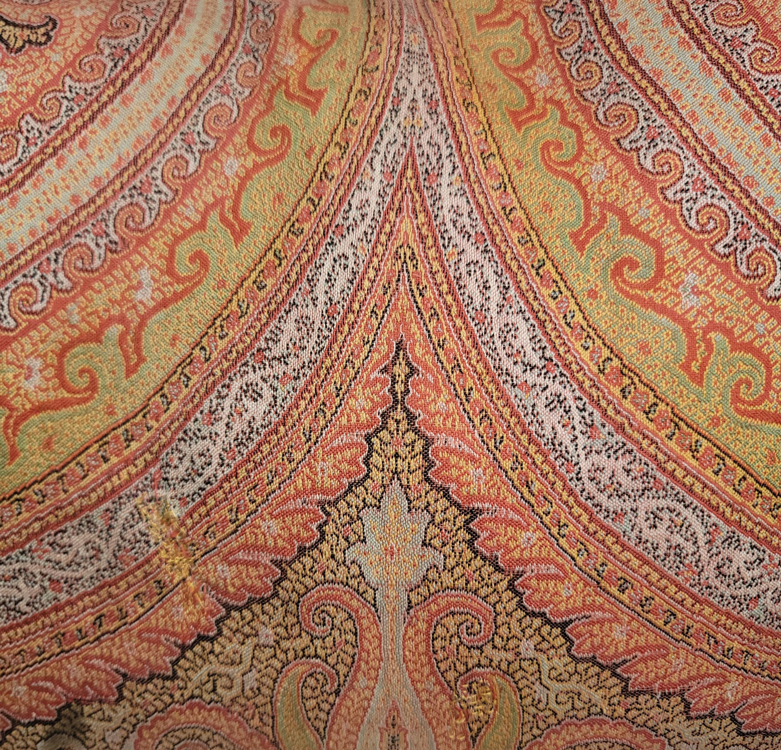 19Thc Coussins tissés Paisley avec dos en velours rouille doux. Vendus par paires et garnis de duvet et de plumes.