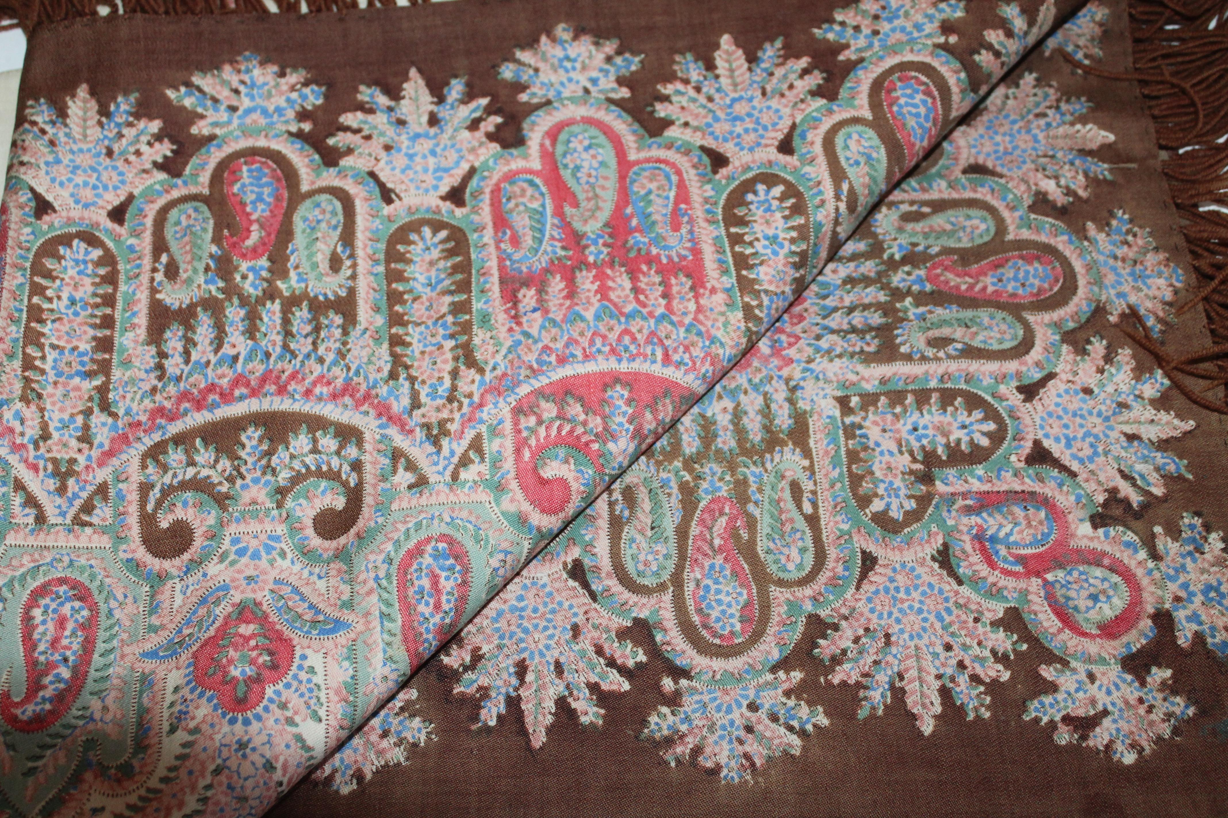 Paisley-Schal aus dem 19. Jahrhundert in gedeckten Farben im Zustand „Gut“ im Angebot in Los Angeles, CA