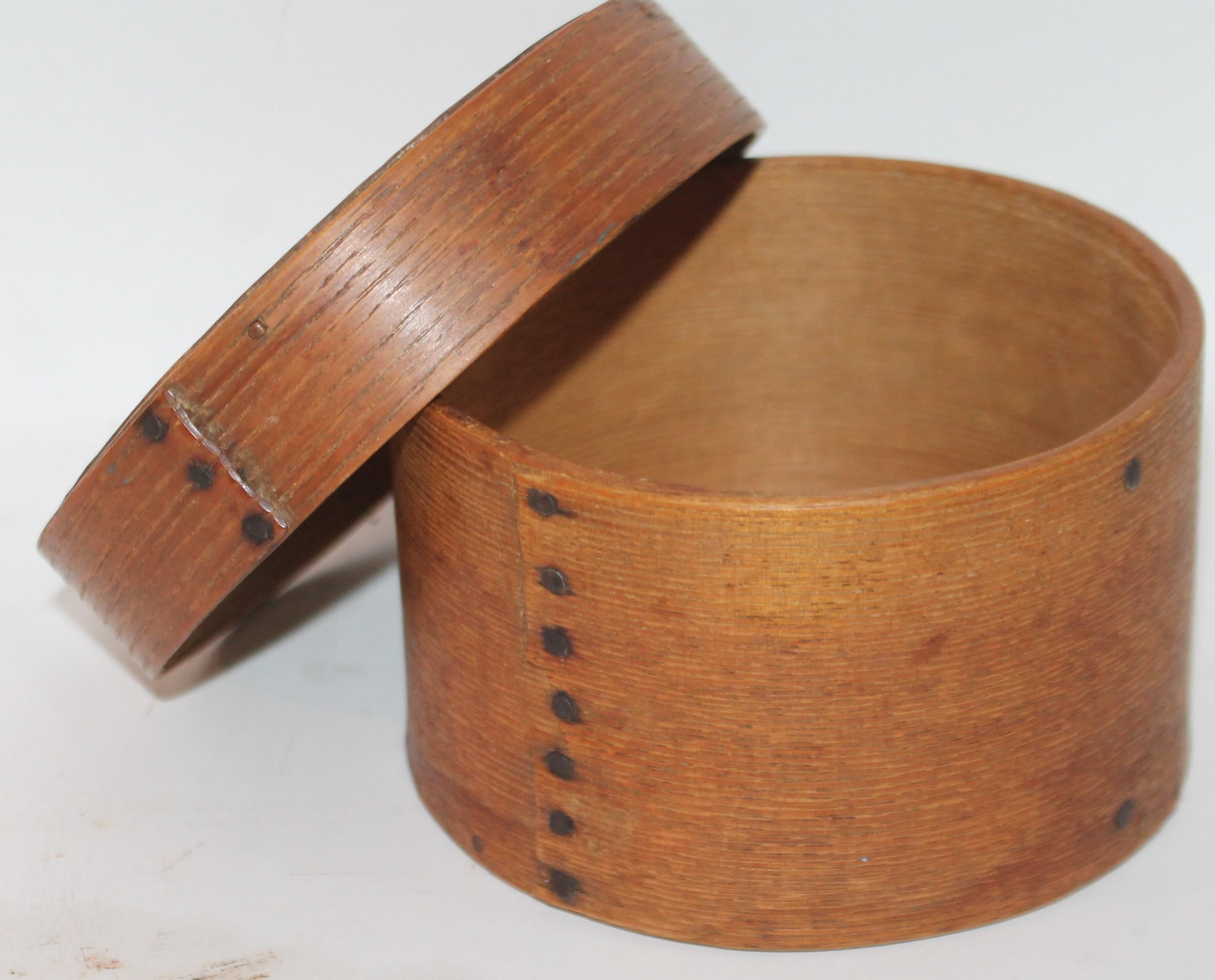 boîte de garde-manger de petite taille du début du 19e siècle avec le couvercle d'origine.
