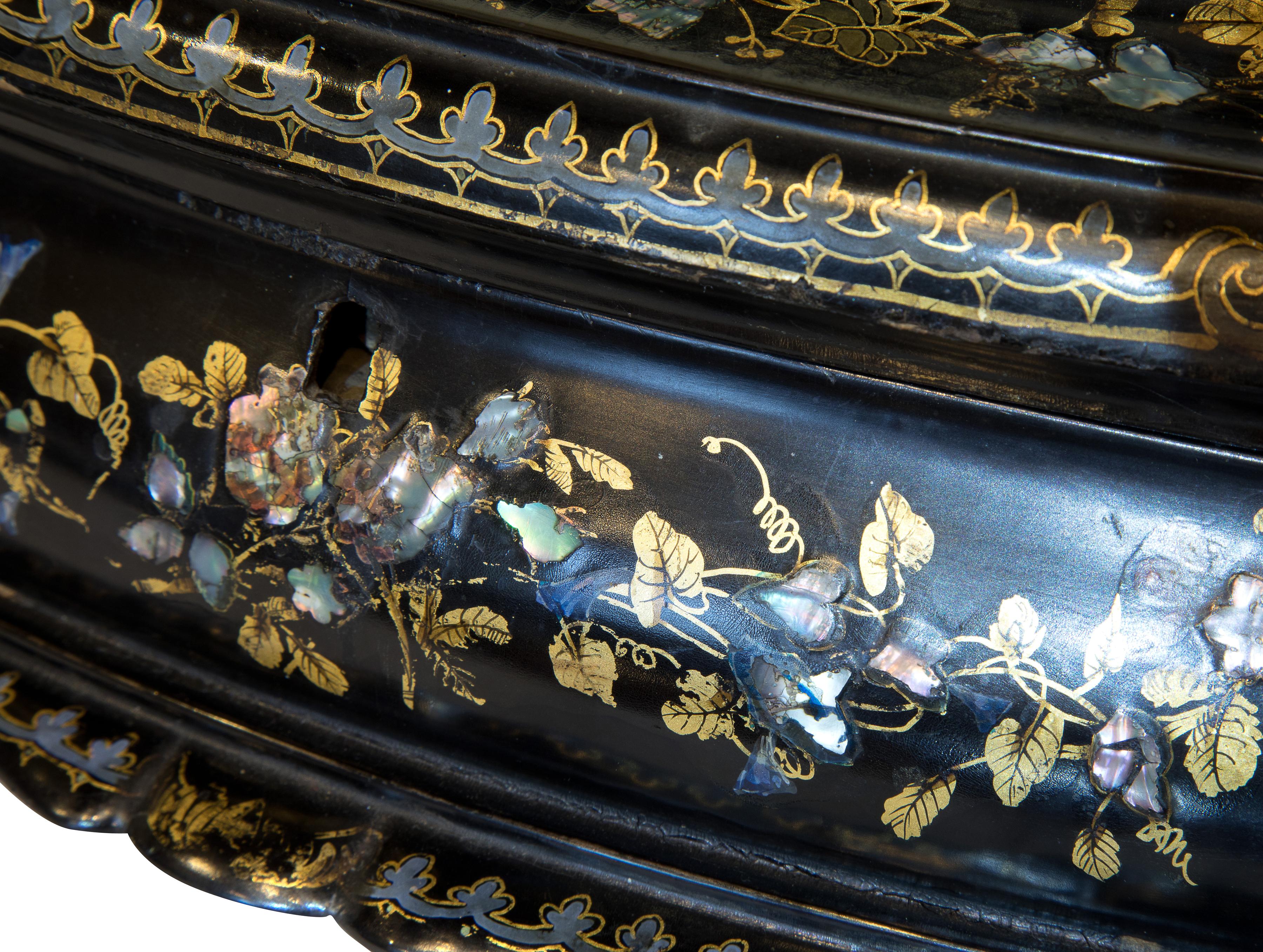 19th Century Papier Mache and Mother of Pearl Inlaid Box, circa 1860 In Good Condition For Sale In Salisbury, GB