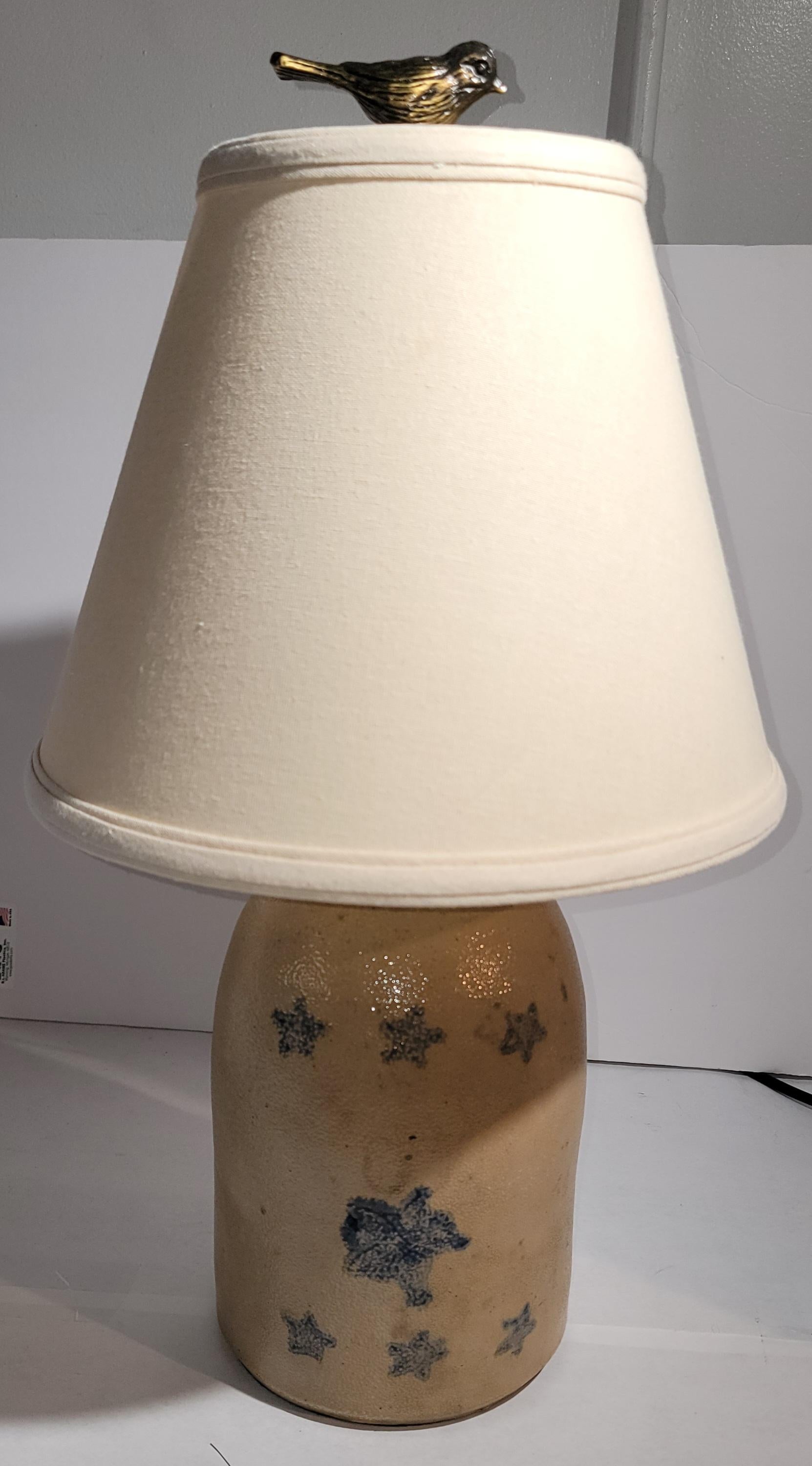 Adirondack Lampe de table Patriotic Crock du 19ème siècle avec fleuron en laiton en forme d'oiseau en vente