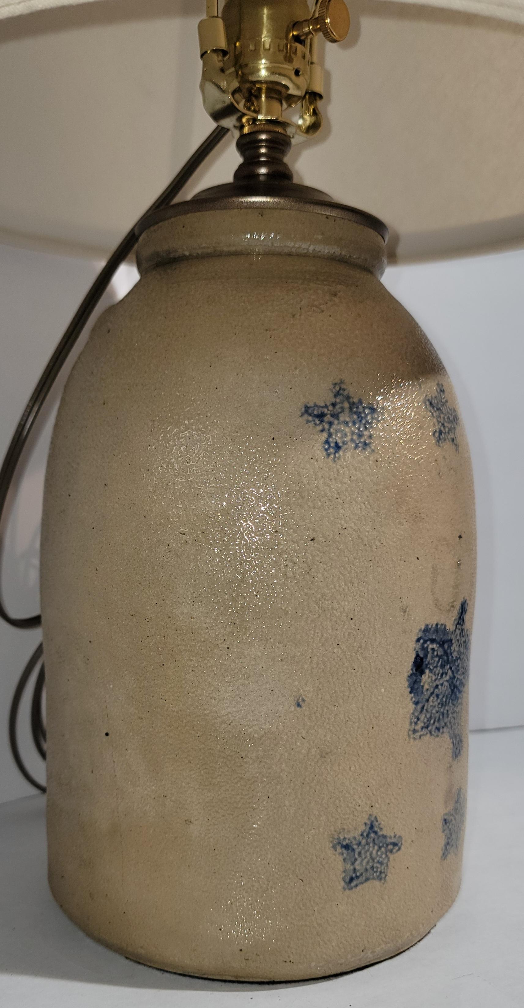 Poteries Lampe de table Patriotic Crock du 19ème siècle avec fleuron en laiton en forme d'oiseau en vente