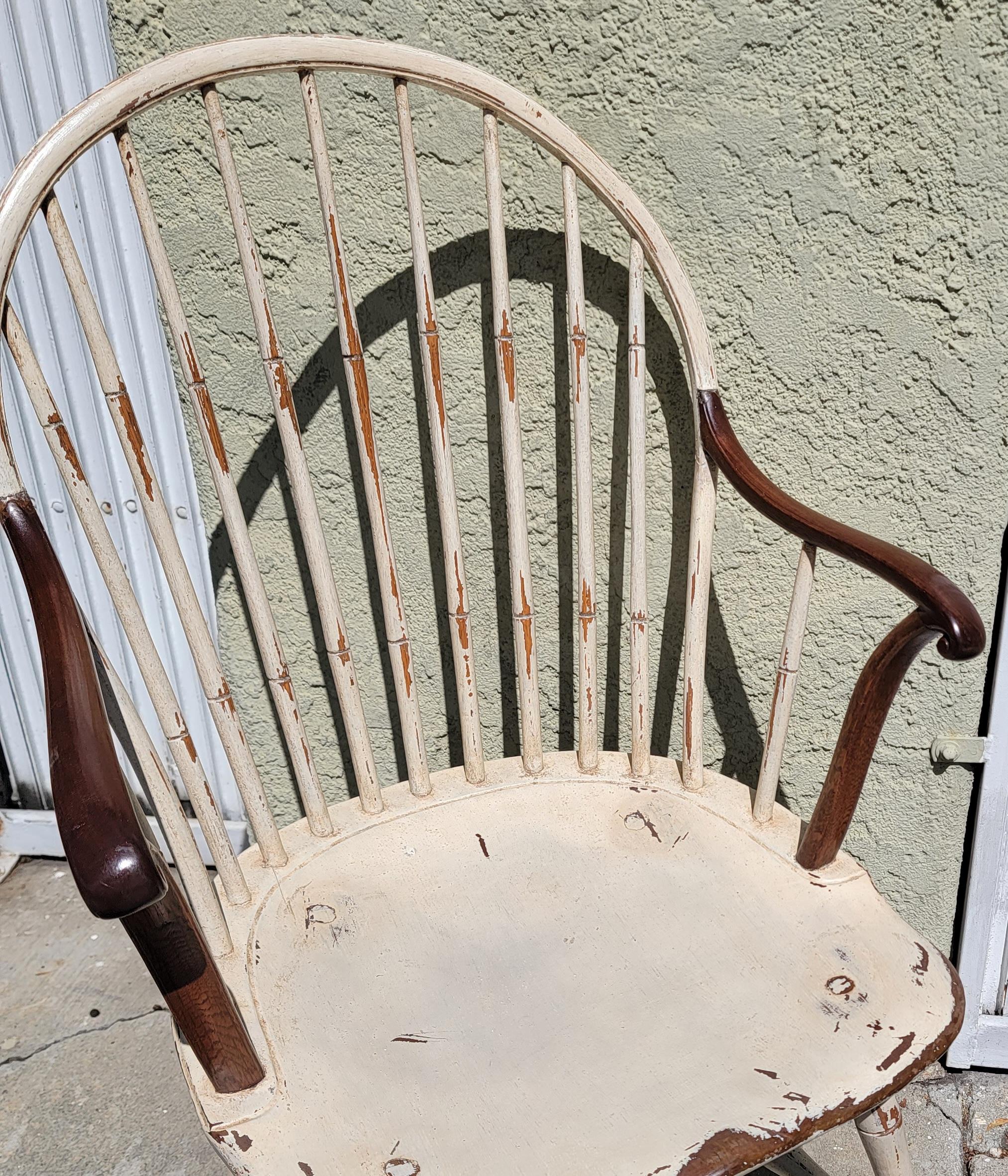 19th C Philadelphia Extended Arm Windsor Chairs, Pair In Good Condition In Los Angeles, CA