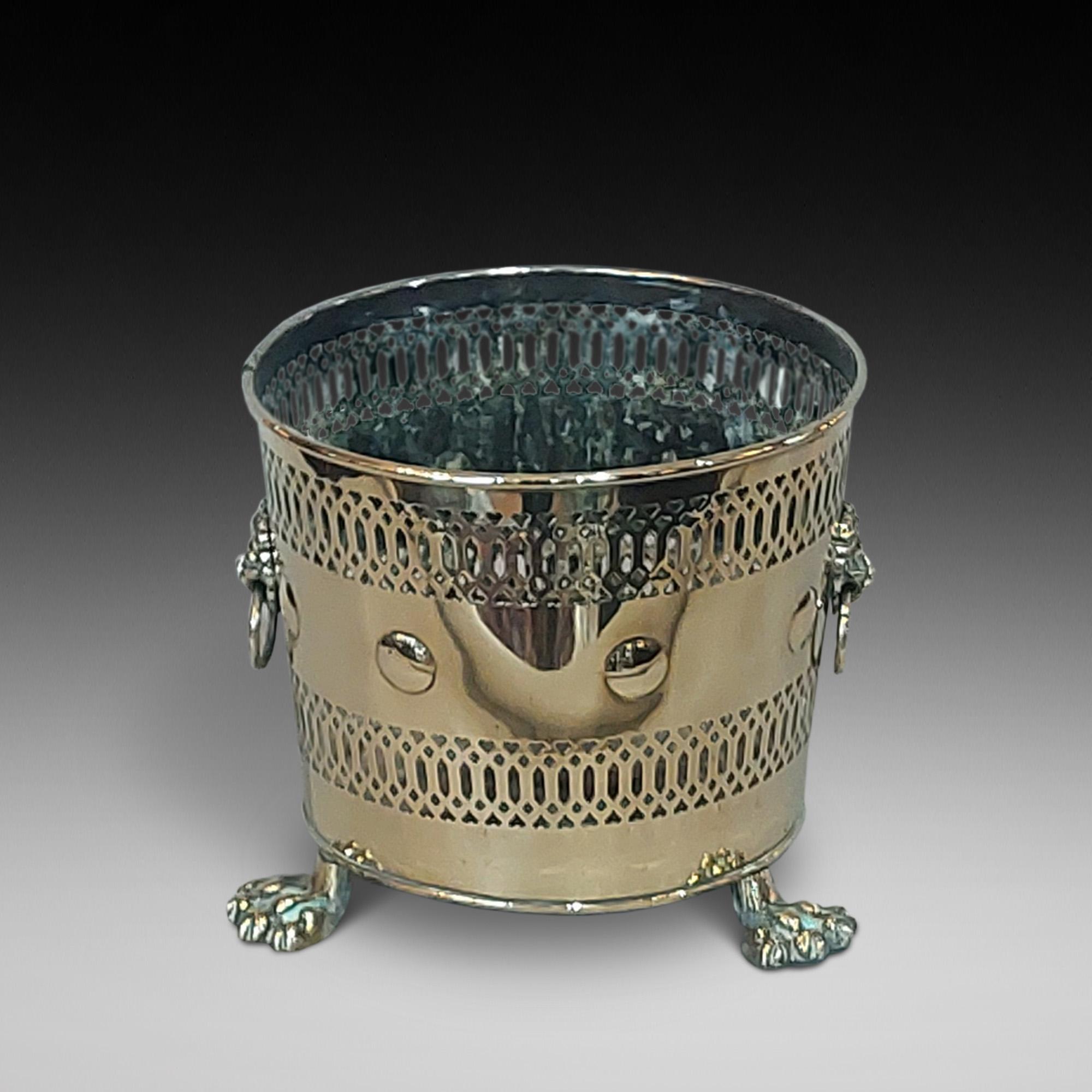 Jardinière cylindrique en laiton percé du XIXe siècle en vente 4