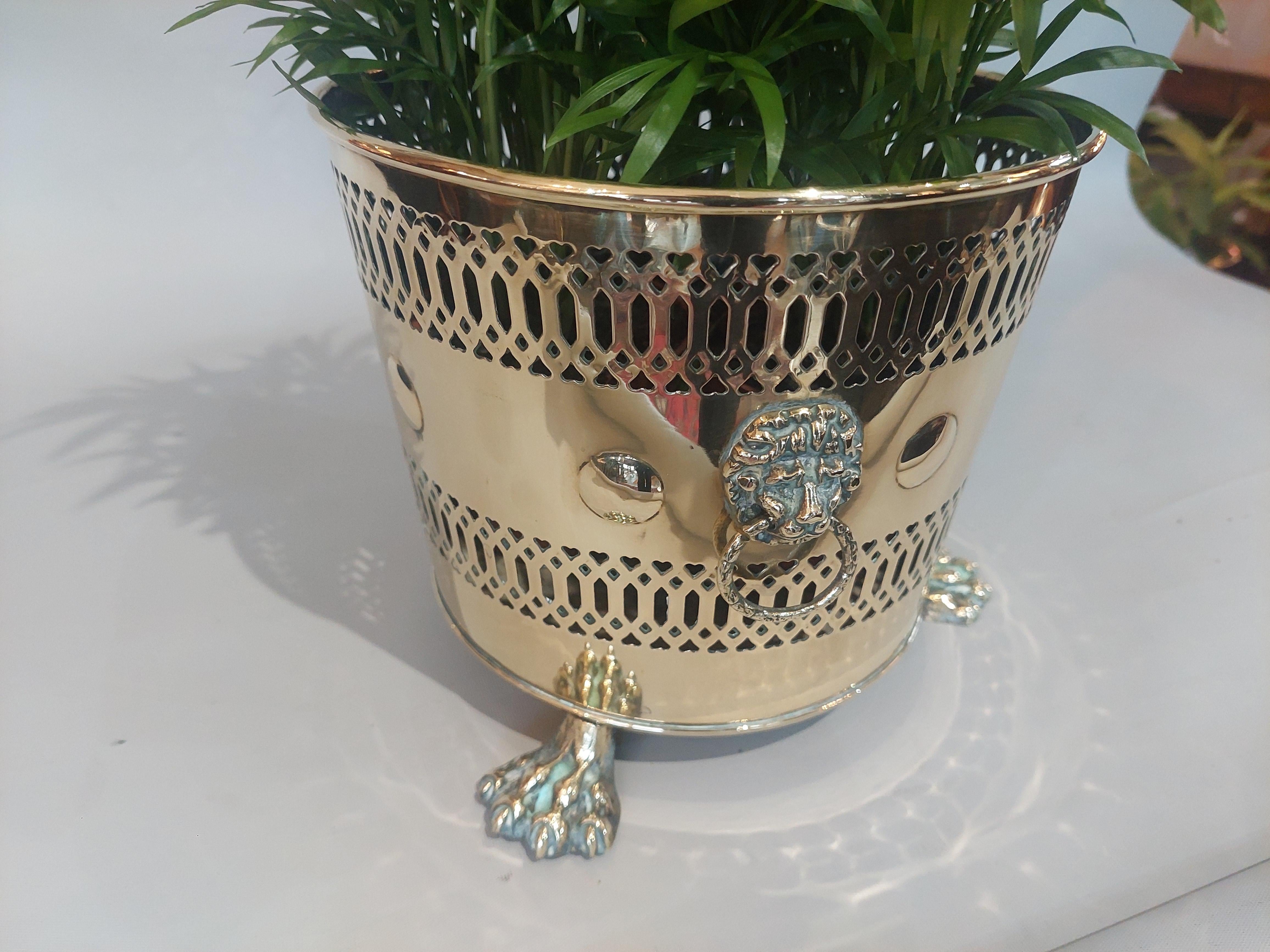 Victorien Jardinière cylindrique en laiton percé du XIXe siècle en vente