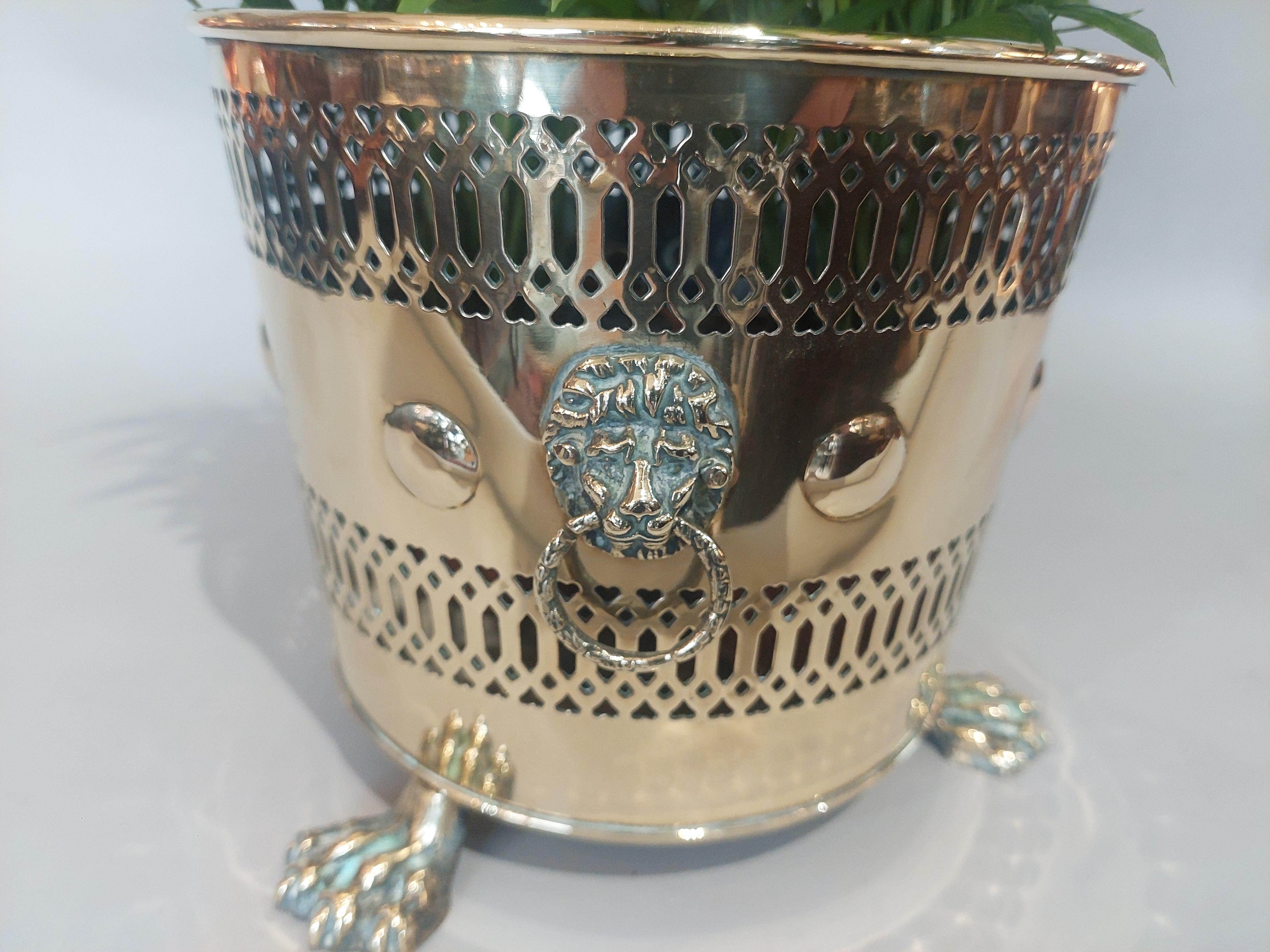 Anglais Jardinière cylindrique en laiton percé du XIXe siècle en vente