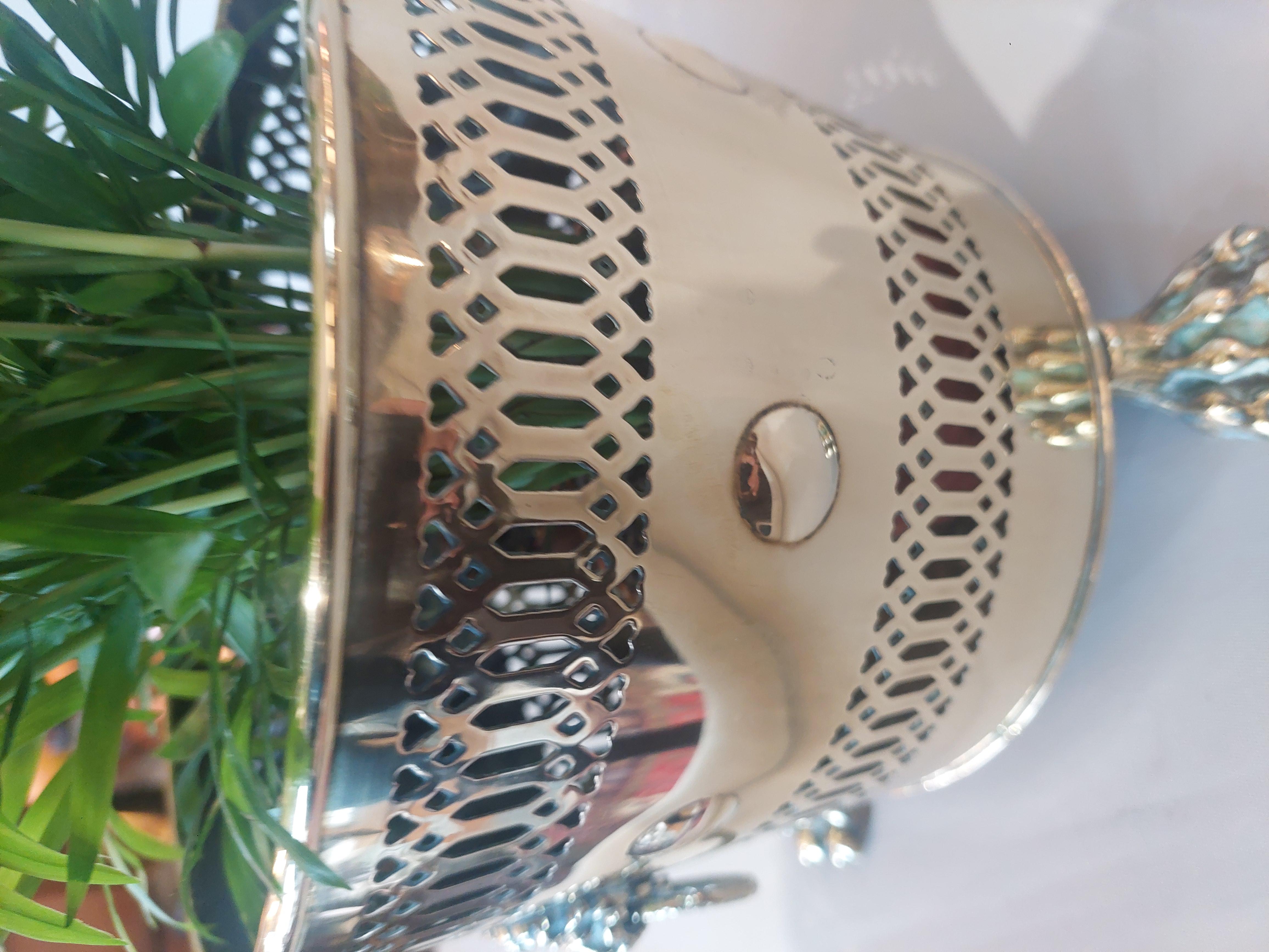 Laiton Jardinière cylindrique en laiton percé du XIXe siècle en vente