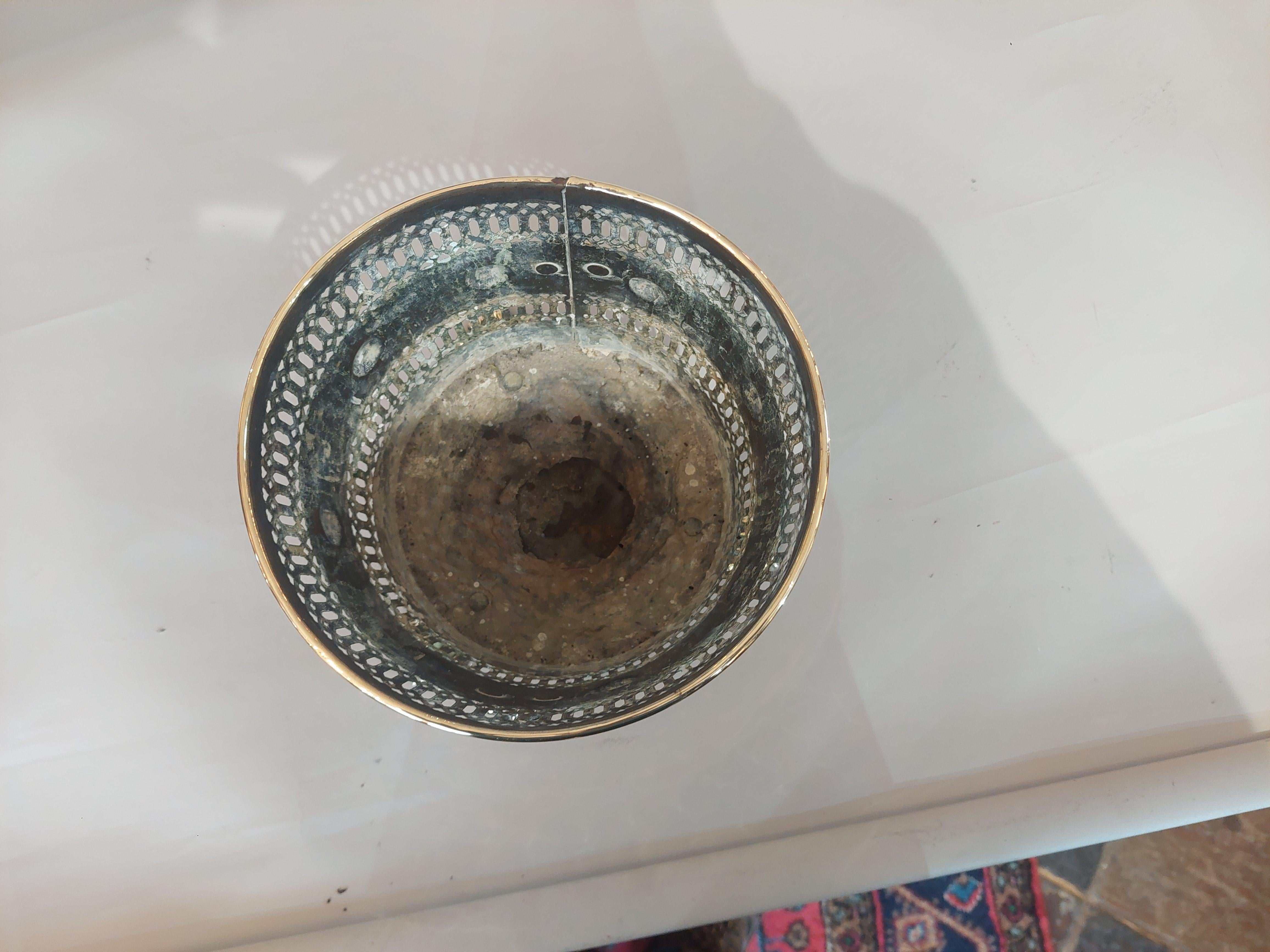 Jardinière cylindrique en laiton percé du XIXe siècle en vente 1