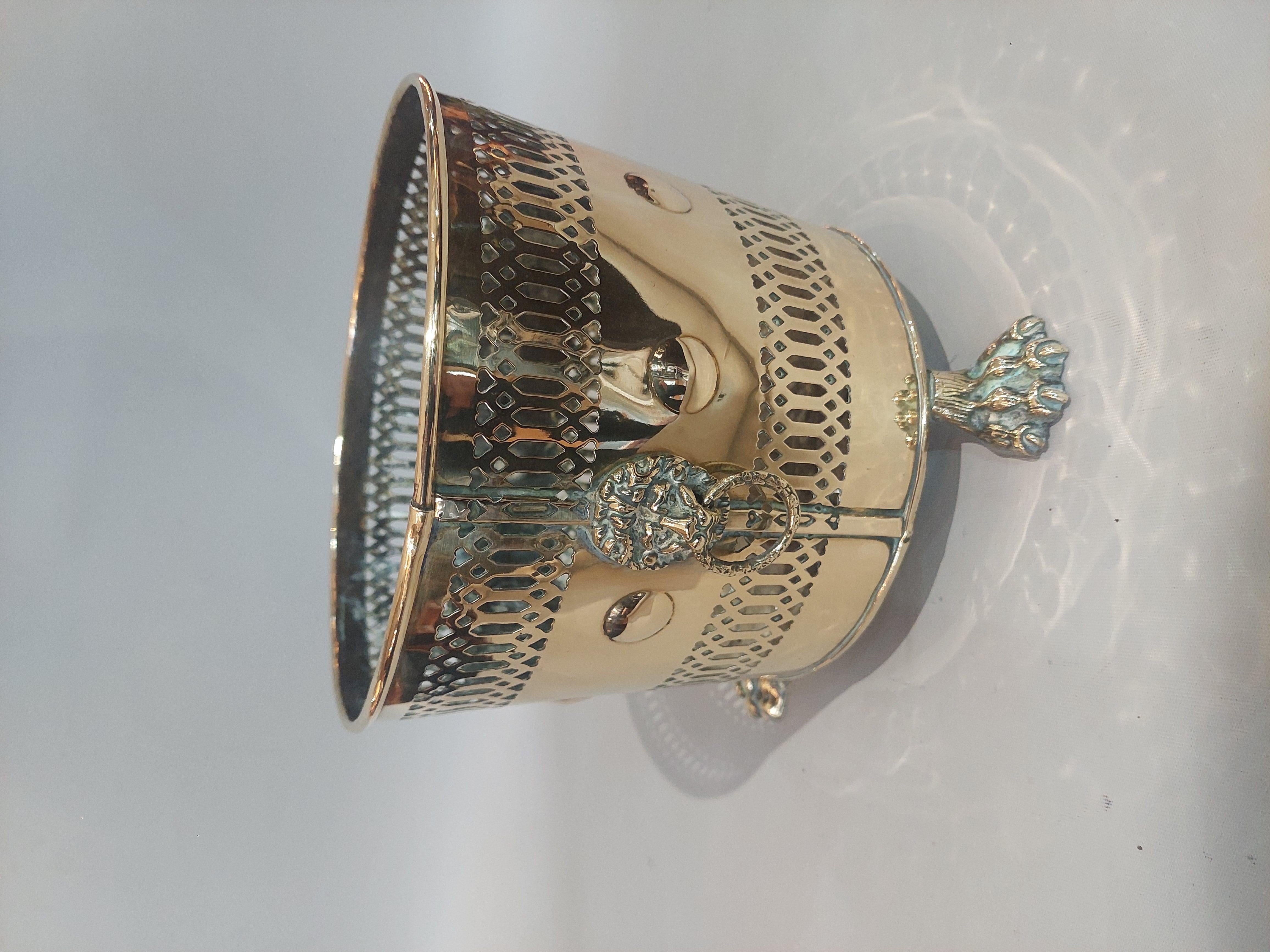 Jardinière cylindrique en laiton percé du XIXe siècle en vente 2