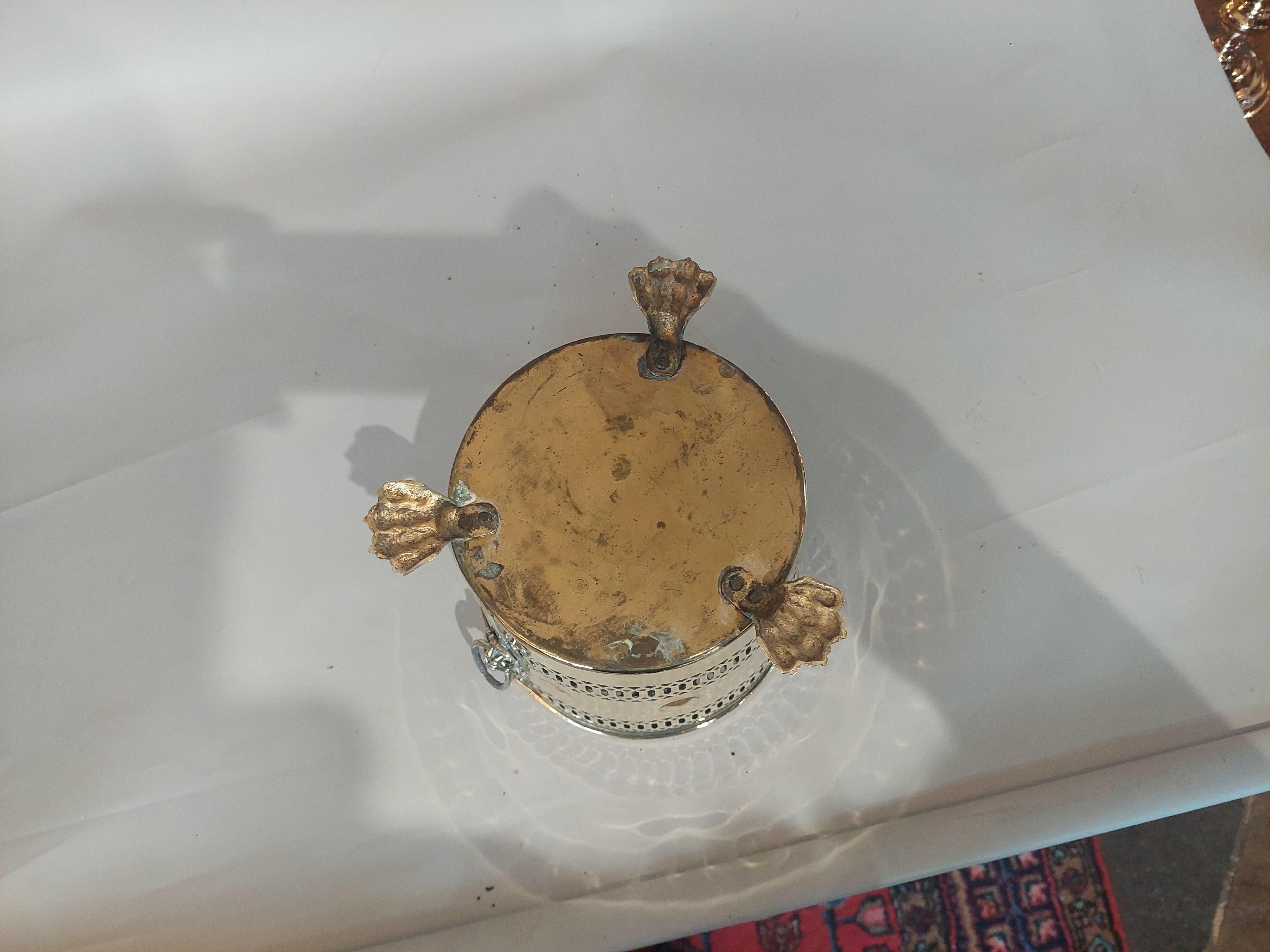 Jardinière cylindrique en laiton percé du XIXe siècle en vente 3