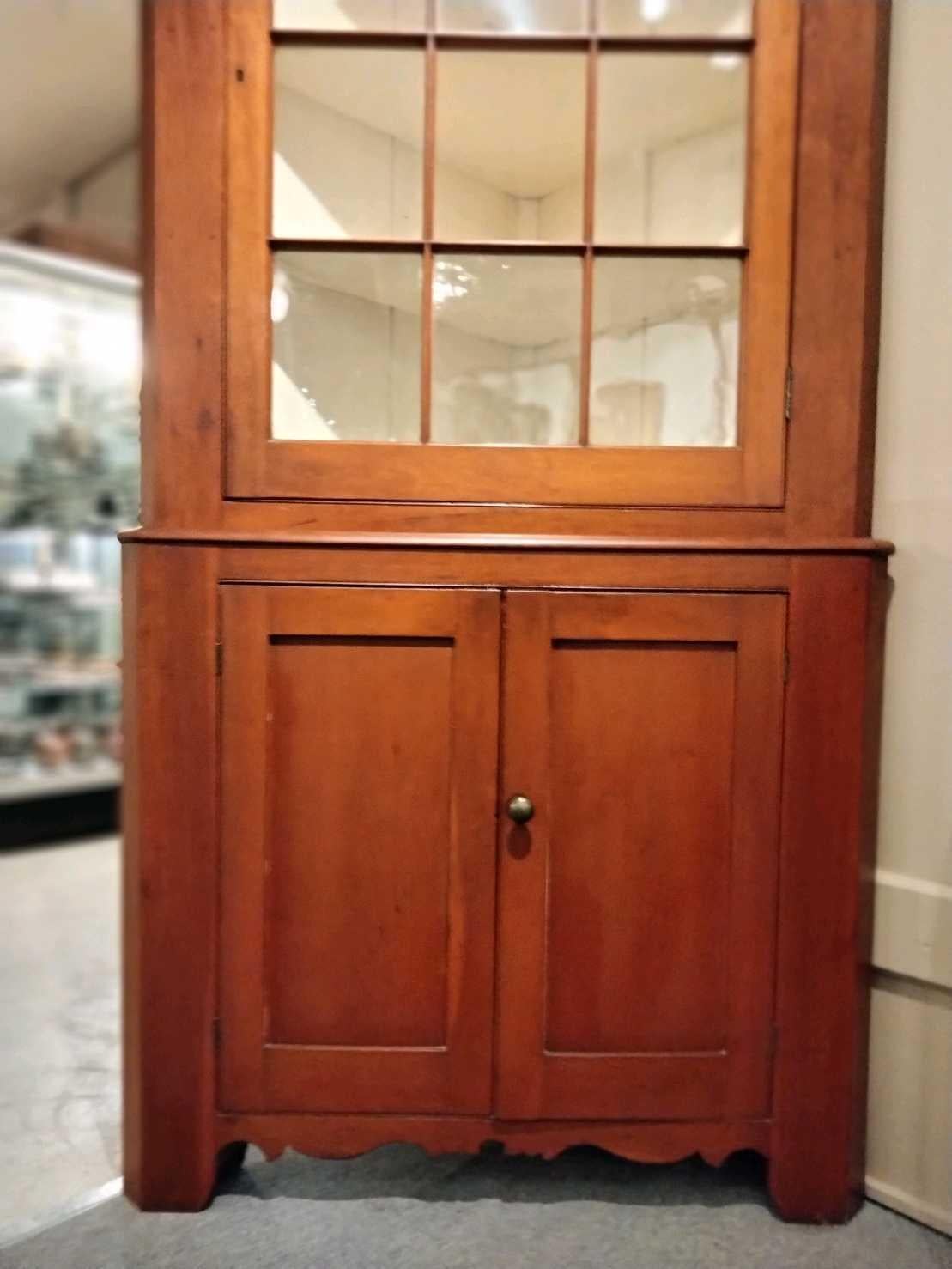 19Thc Original red painted two piece corner cabinet was found in Lancaster County,Pennsylvania and is in pristine condition.The interior is in cream colored paint is later painted interior. Le meuble est en bois de cerisier avec une peinture rouge.