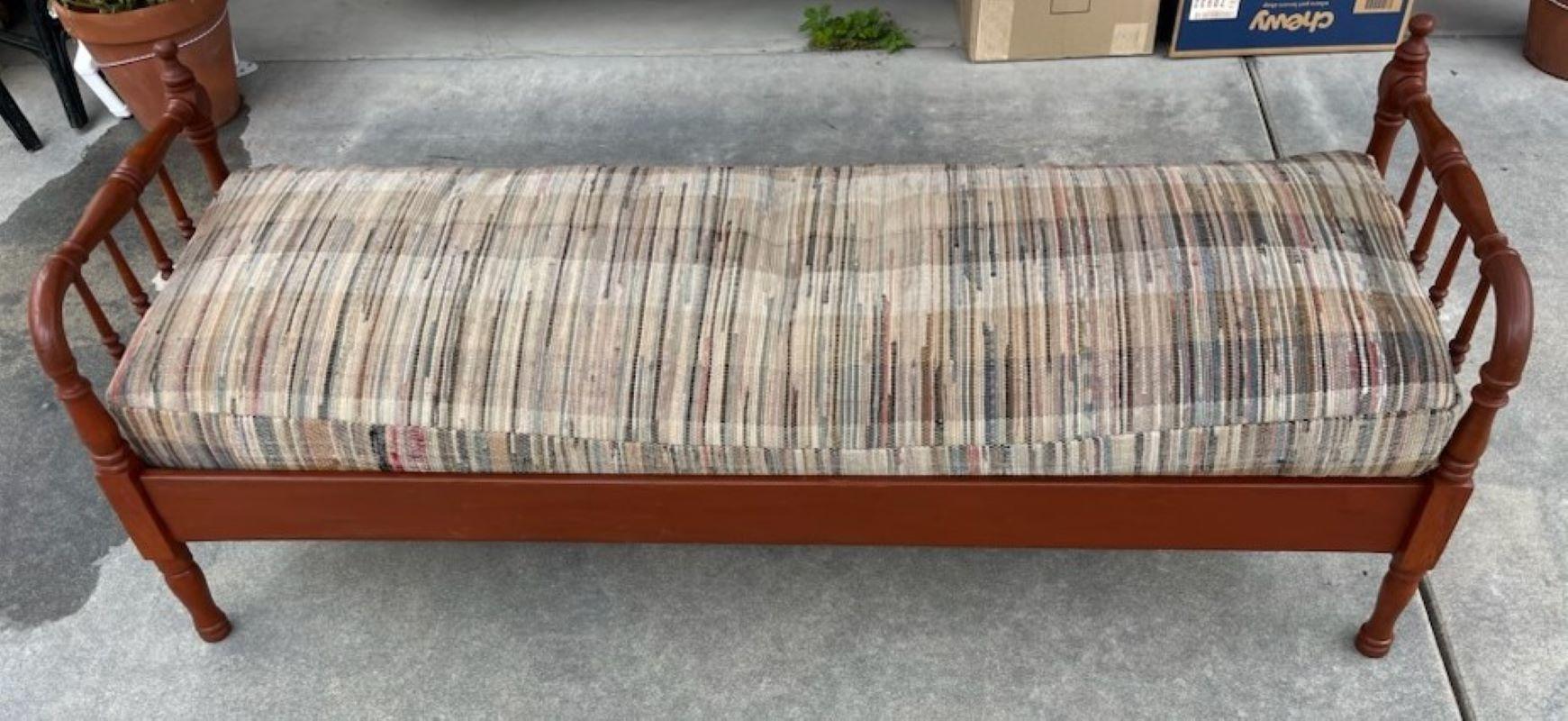 Lit de jour en bois de pin du 19ème siècle, avec tapis en chiffon du 19ème siècle, coussin fait sur mesure. Rembourrage en duvet et plumes. 2 tapis bolster sont ajoutés à cette annonce. 