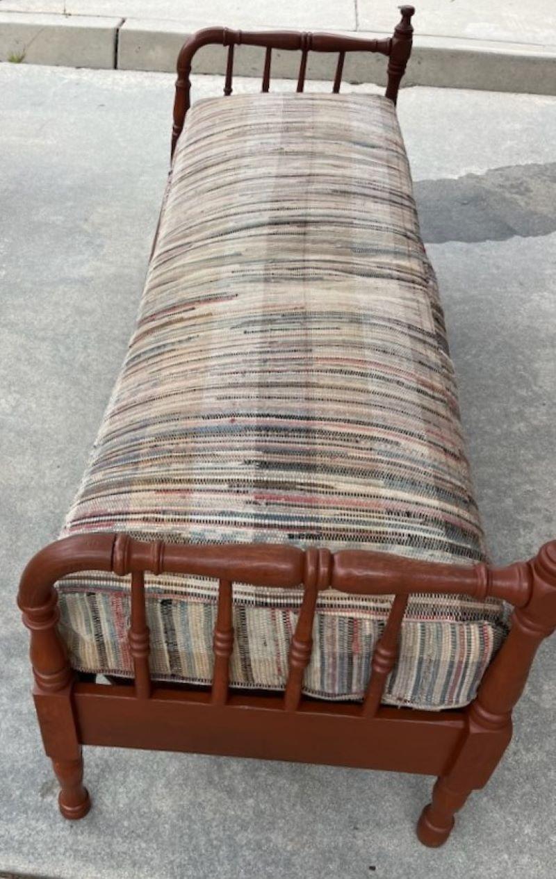 Adirondack Lit de jour en pin du 19e siècle avec coussins en tapis de chiffon faits sur mesure en vente