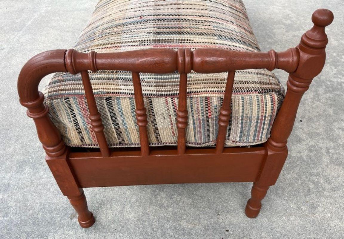 Américain Lit de jour en pin du 19e siècle avec coussins en tapis de chiffon faits sur mesure en vente